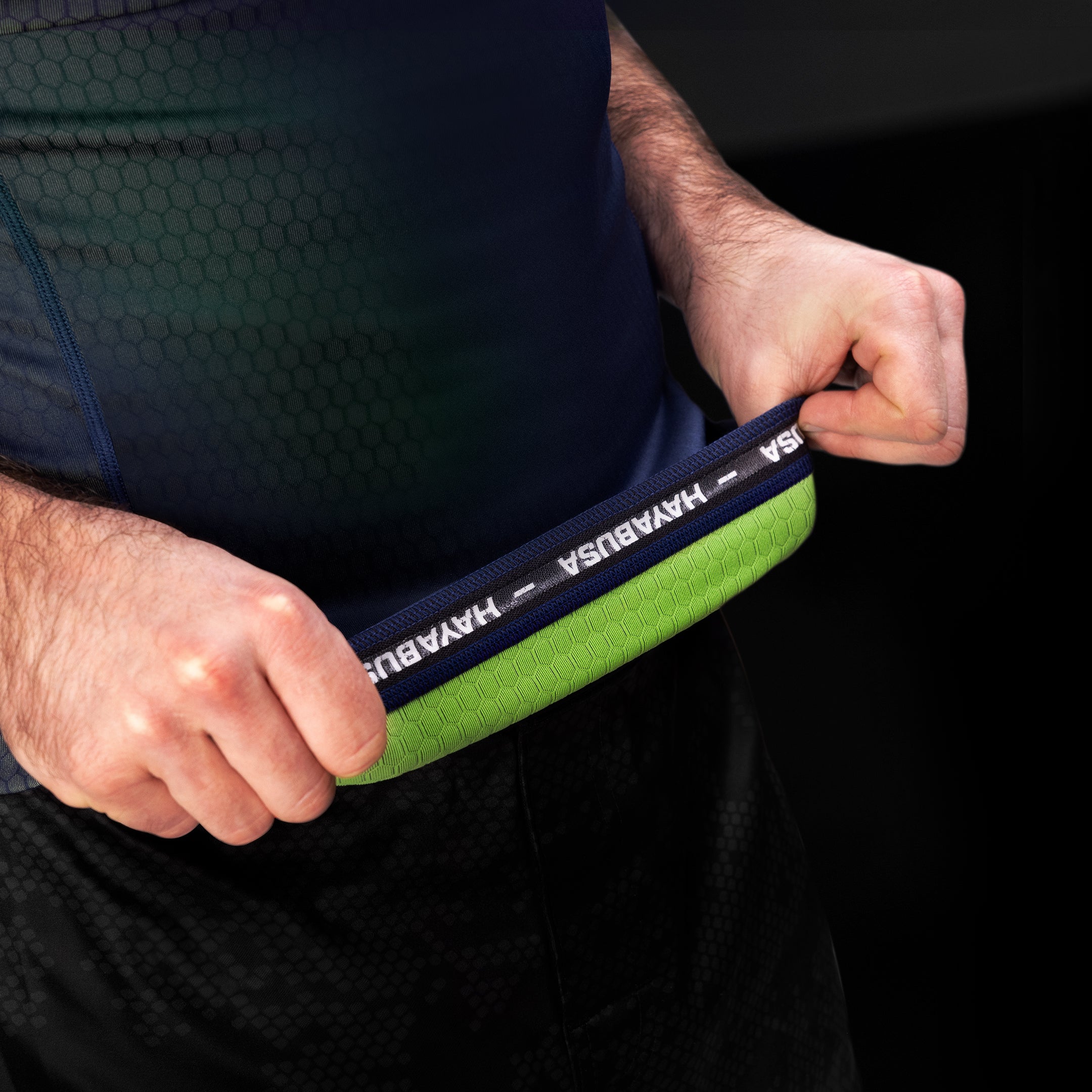 Vista dell'interno della rash guard Hayabusa Fusion blu/verde, dettaglio delle finiture anti-sfregamento