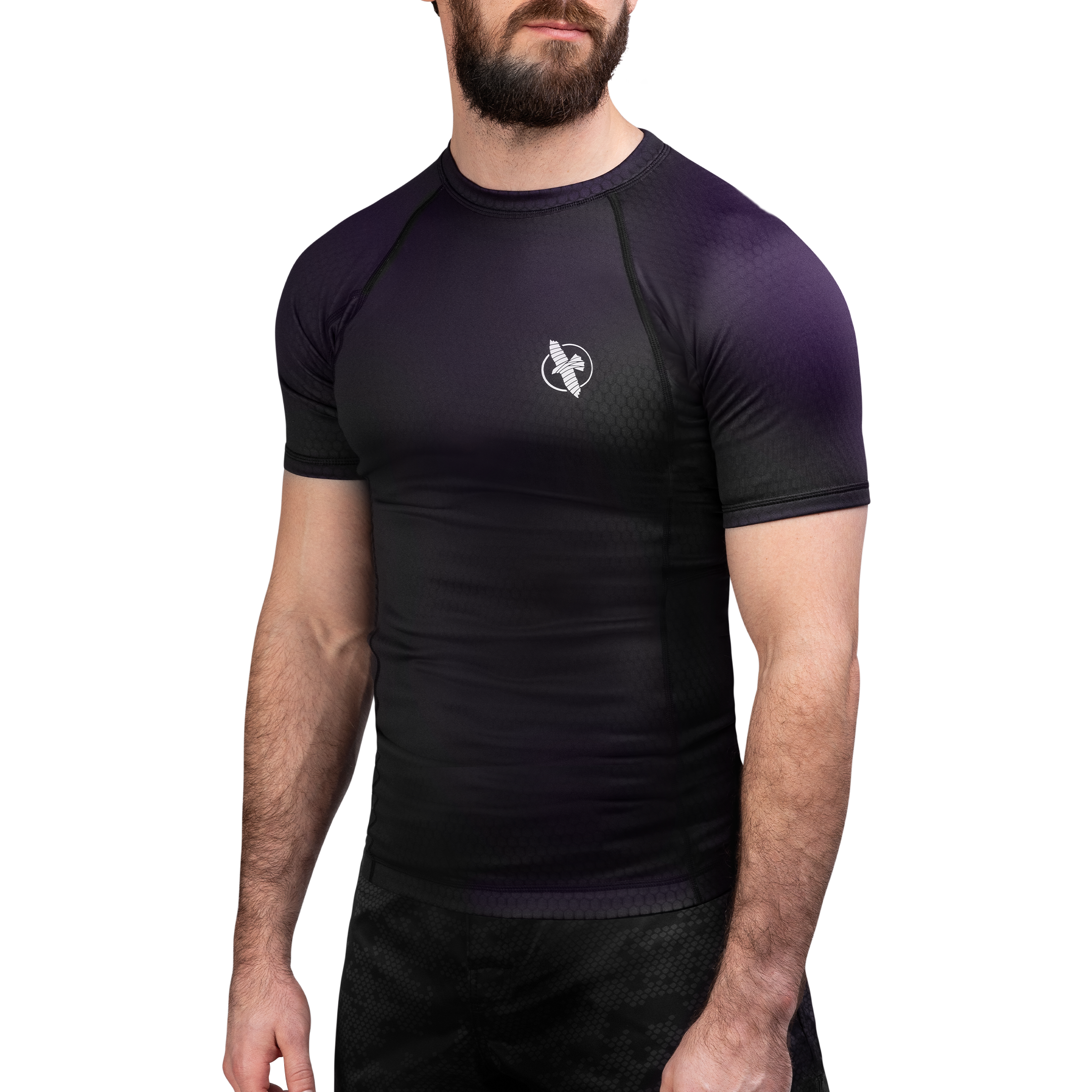 Vista frontale della rash guard Hayabusa Fusion nera e viola, tessuto tecnico a compressione per BJJ