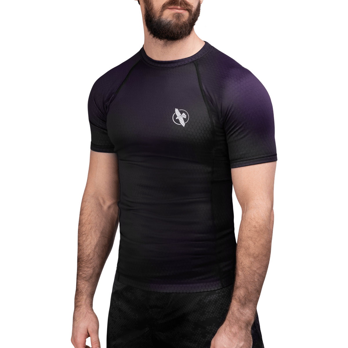 Vedere frontală a dispozitivului de protecție împotriva erupțiilor cutanate Hayabusa Fusion, negru și violet, țesătură tehnică de compresie pentru BJJ