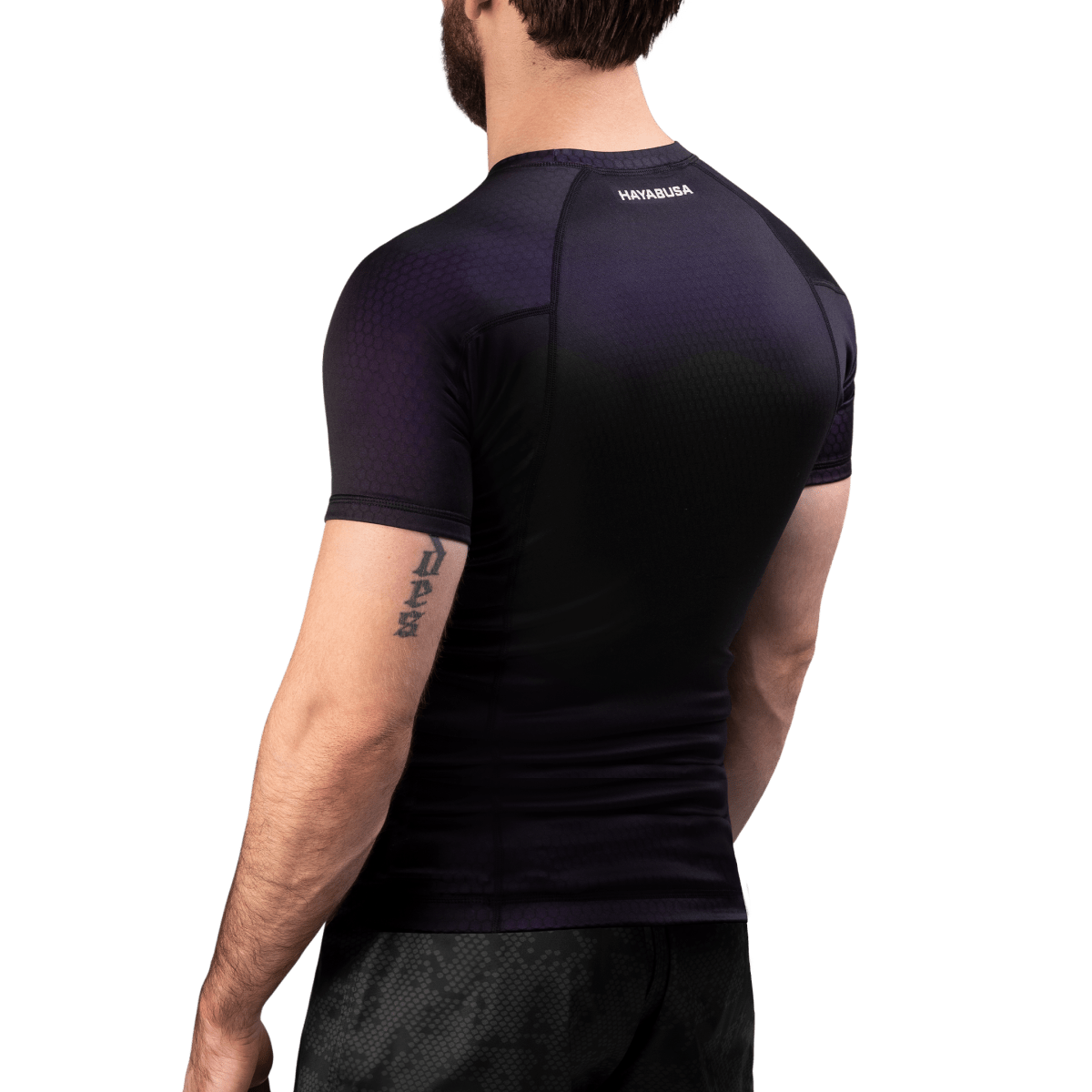 Vederea din spate a dispozitivului de protecție împotriva erupțiilor cutanate Hayabusa Fusion negru/violet evidențiază designul ergonomic cu 8 panouri