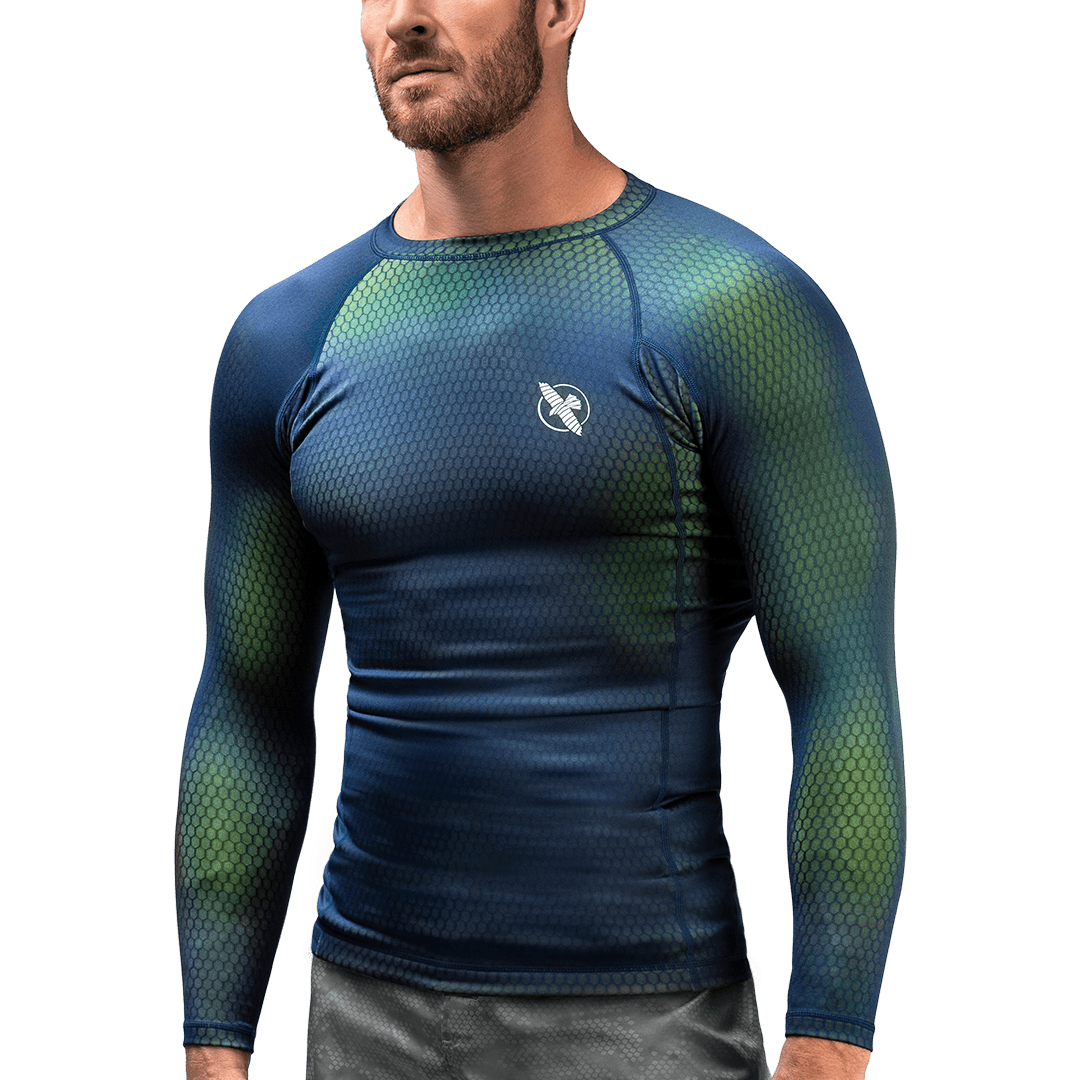 Vue de face du rashguard Hayabusa Fusion bleu et vert à manches longues, tissu irisé pour JJB