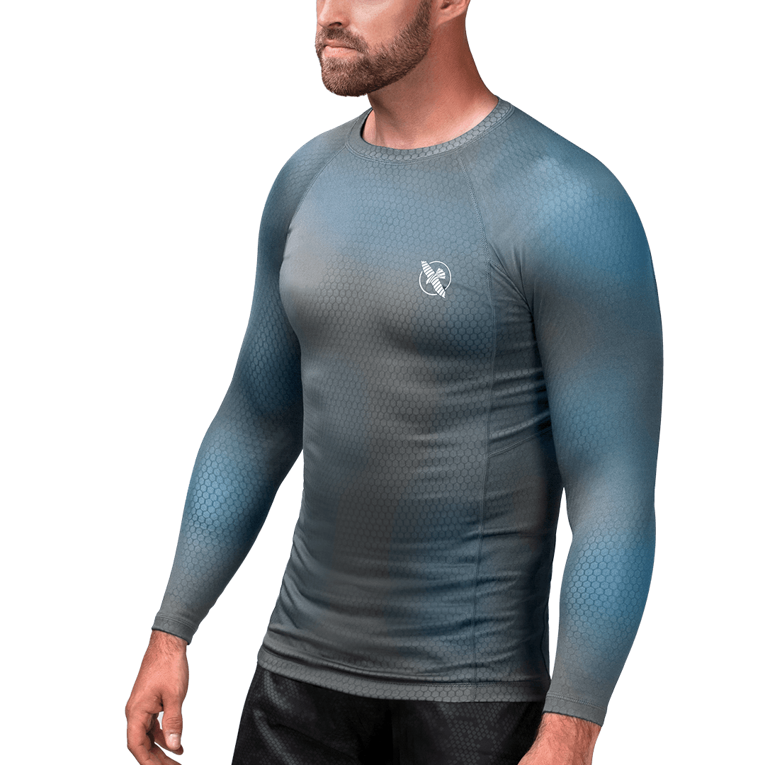 Vue de face du rashguard Hayabusa Fusion gris et bleu clair, manches longues en tissu technique anti-transpiration