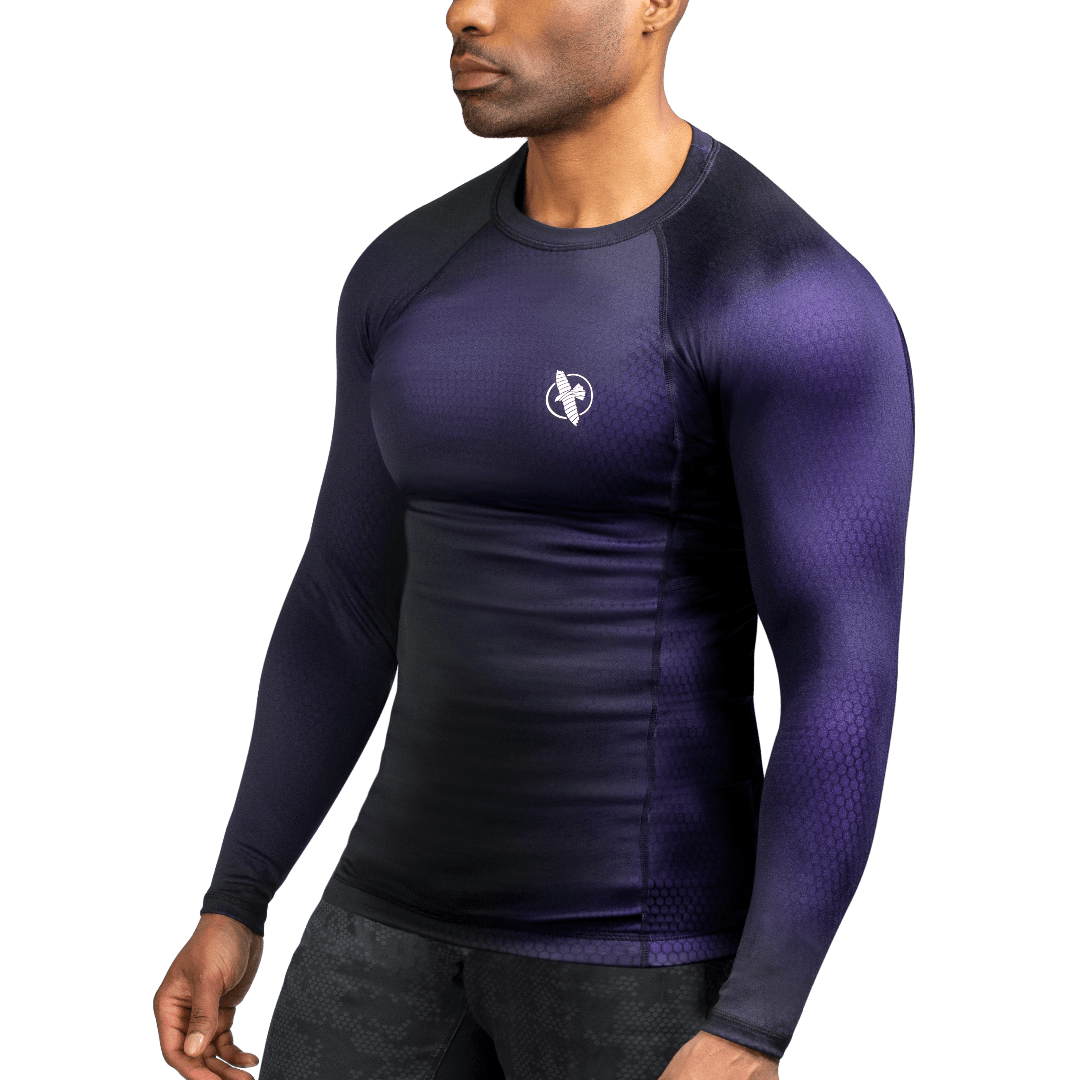 Vue de face du rashguard Hayabusa Fusion noir et violet, effet irisé dynamique