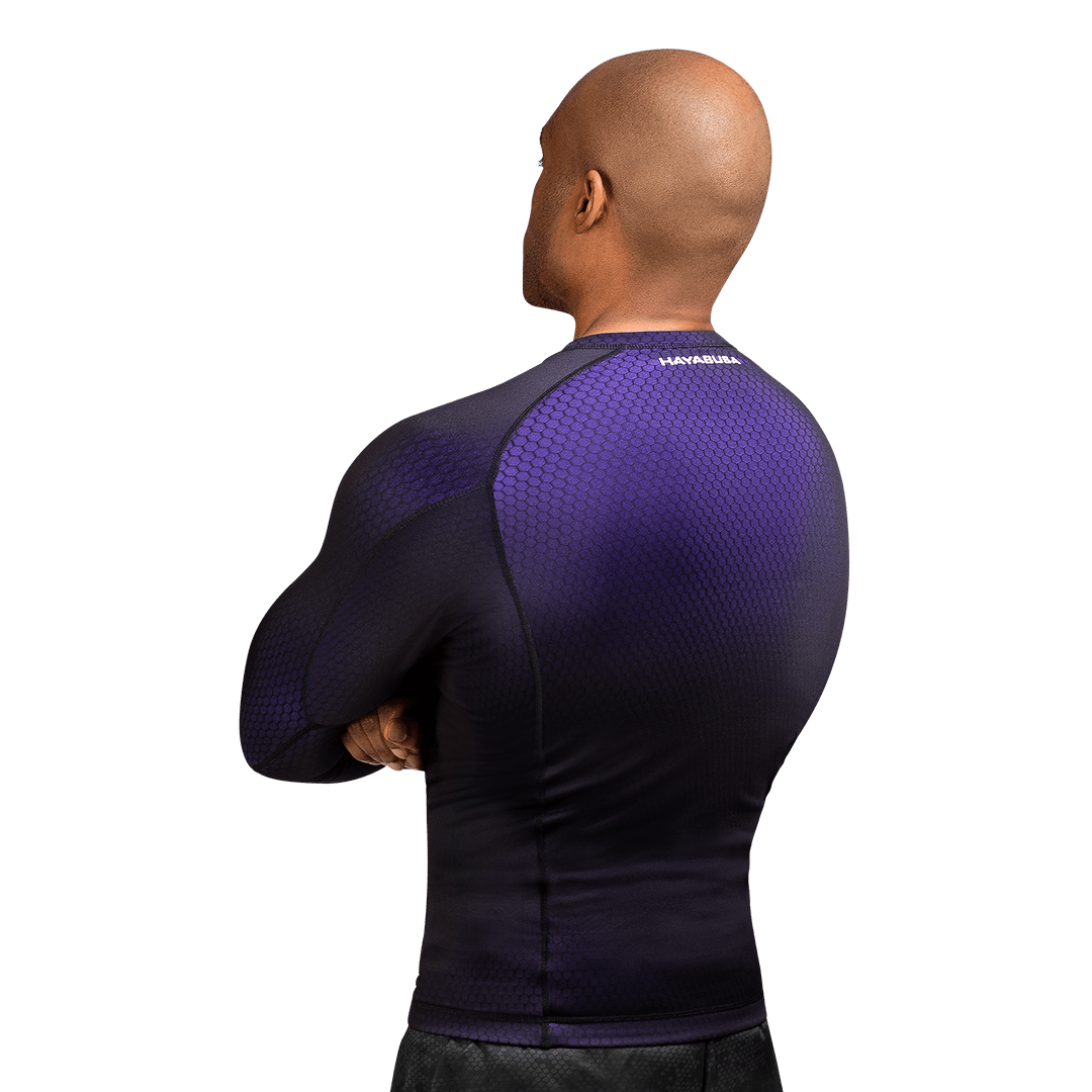 Vue arrière du rashguard Hayabusa Fusion noir/violet, protection complète de la peau sur le tatami