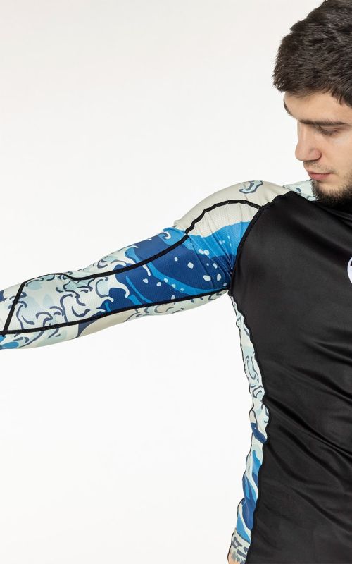 Stampa a sublimazione sulla rash guard Tokaido, dettaglio del tessuto tecnico elasticizzato della manica