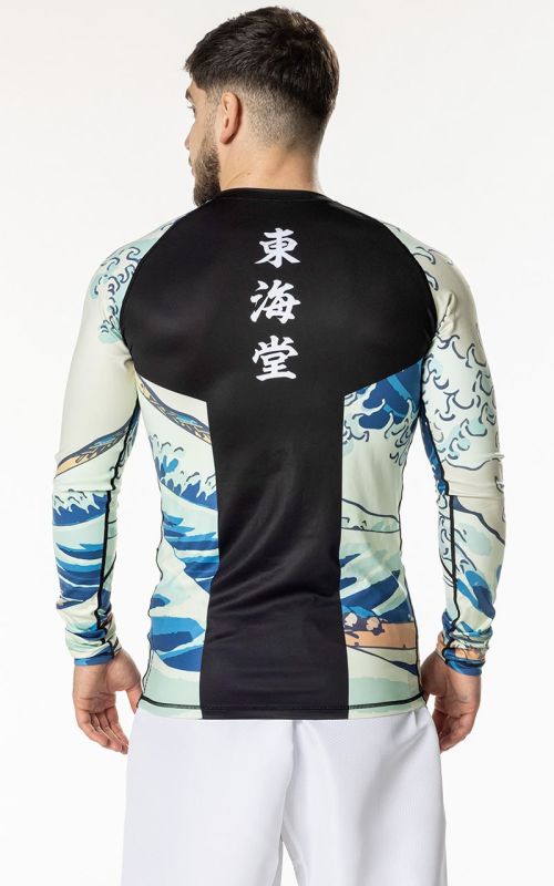 Achteraanzicht van de Tokaido Tsunami-rashguard, slim-fit compressie-snit