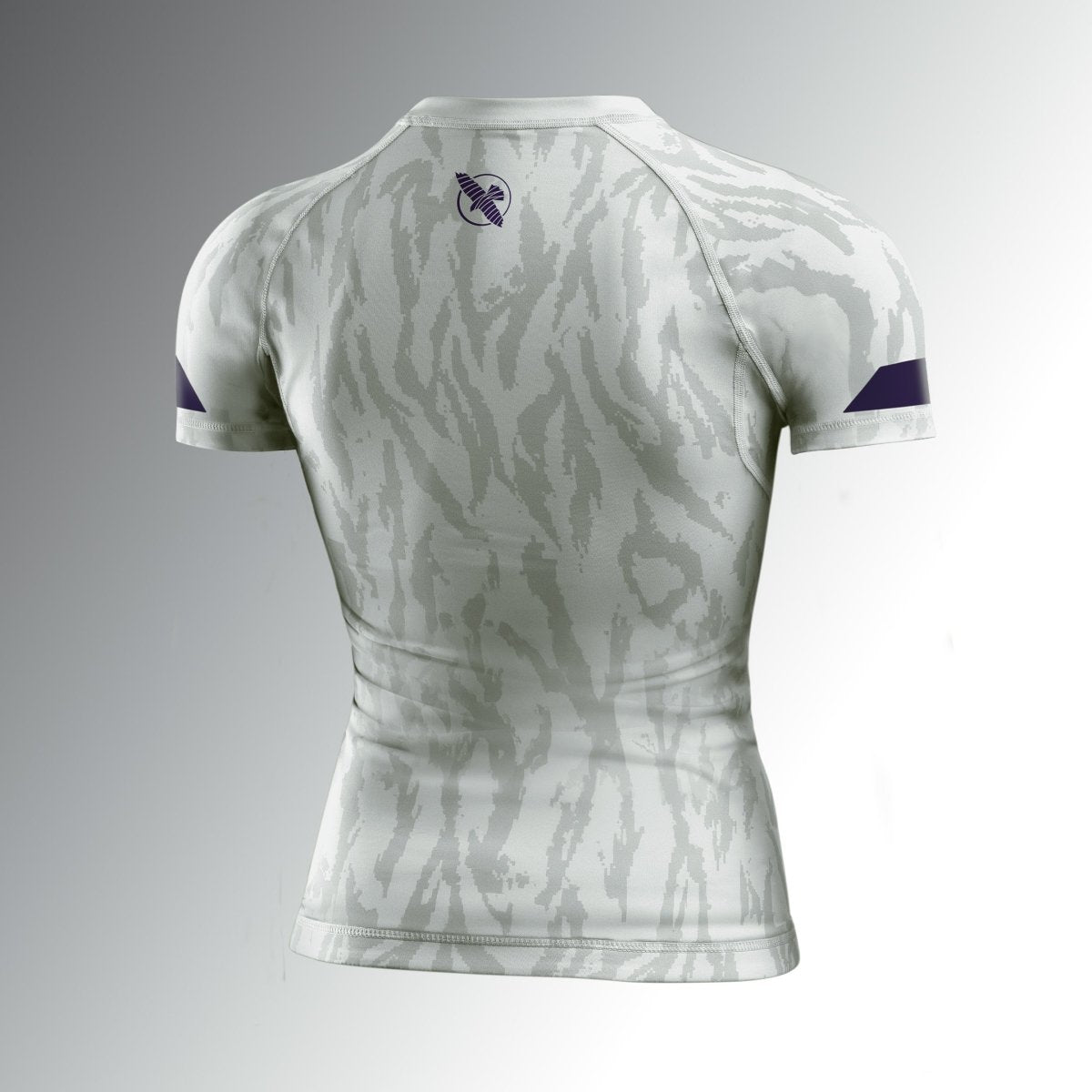 Achteraanzicht van de beige Hayabusa Apex damesrashguard, ergonomisch ontwerp en geavanceerde bescherming