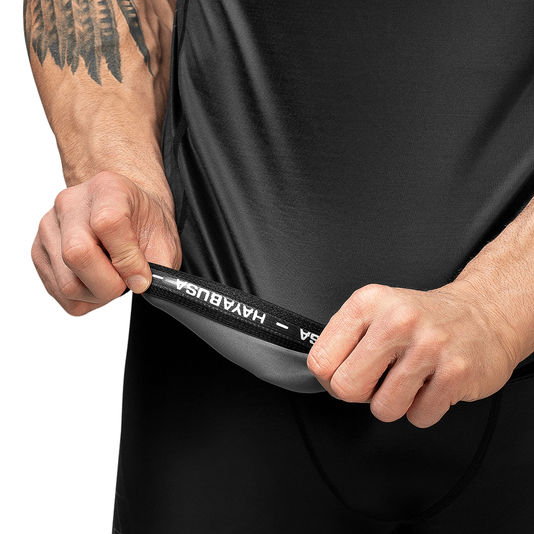 Dettaglio della scritta Hayabusa sulla rashguard grigia Geo