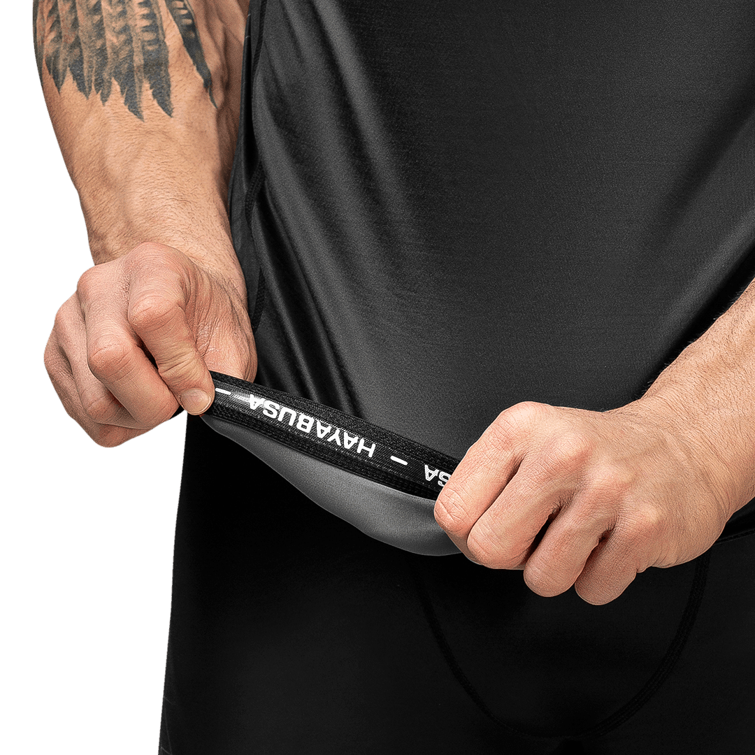Detalhe da escrita Hayabusa no rashguard Geo cinza