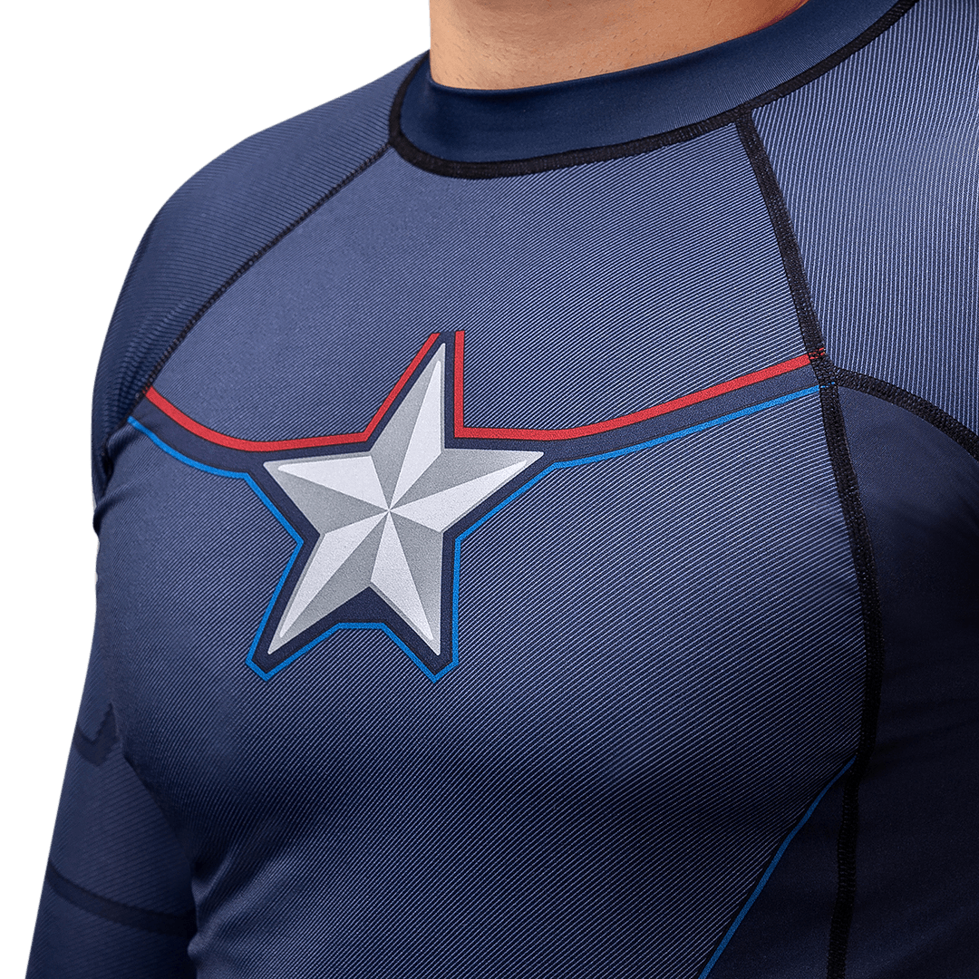 Dettaglio delle grafiche e delle cuciture flatlock sulla rashguard Marvel Captain America