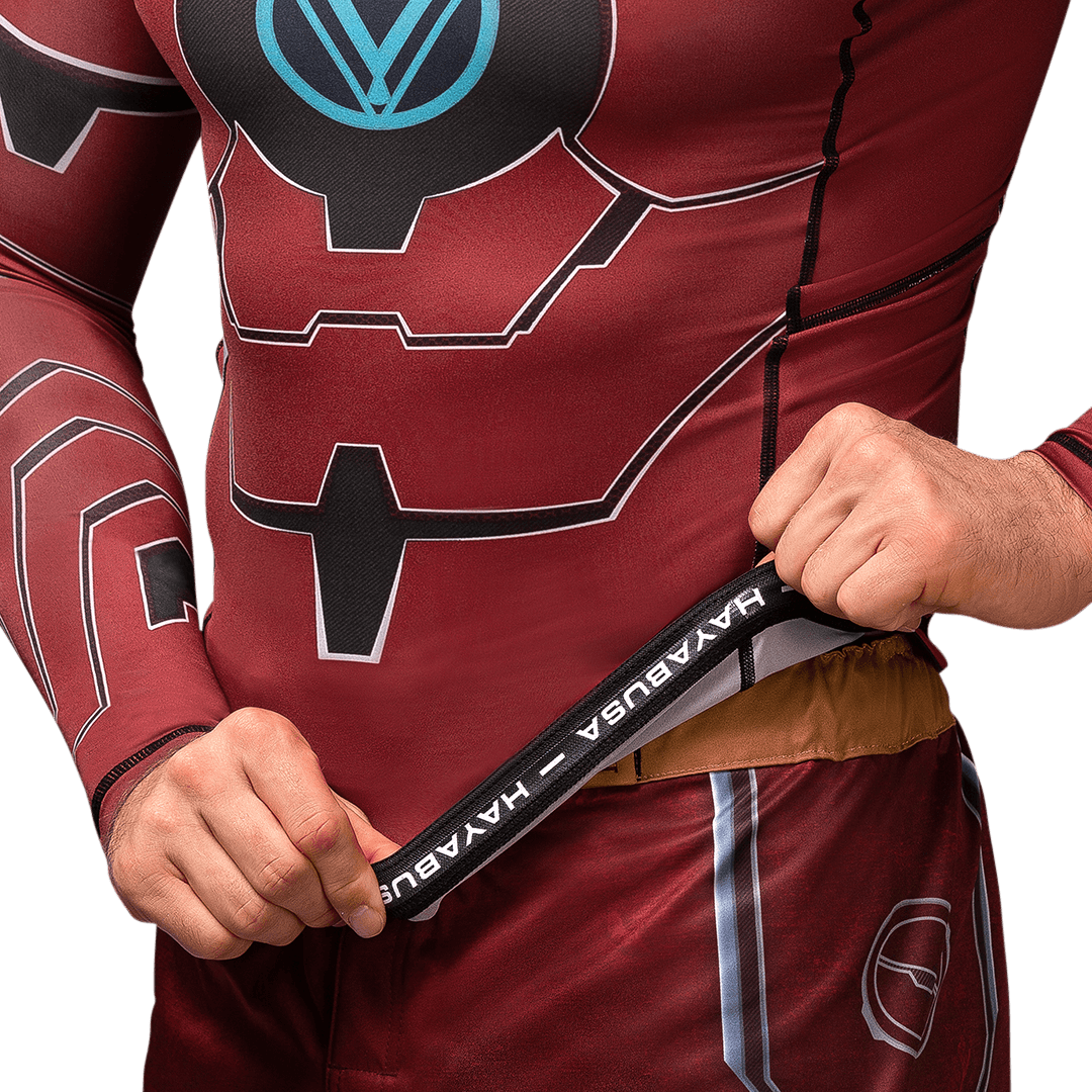 Détail de l'écriture Hayabusa imprimée à l'intérieur du col du rashguard Marvel Iron Man