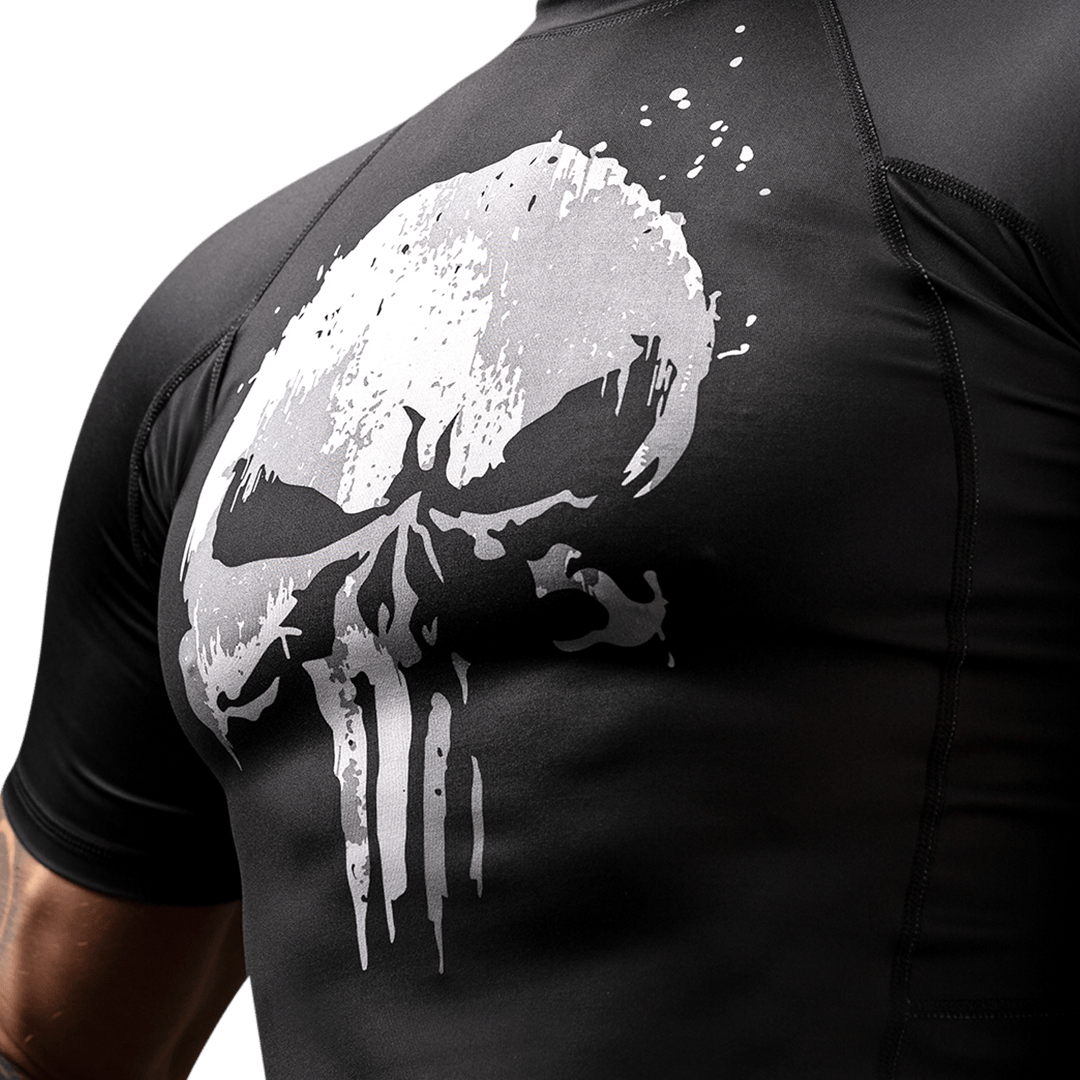 Dettaglio del logo e delle cuciture rinforzate sulla rashguard Marvel The Punisher