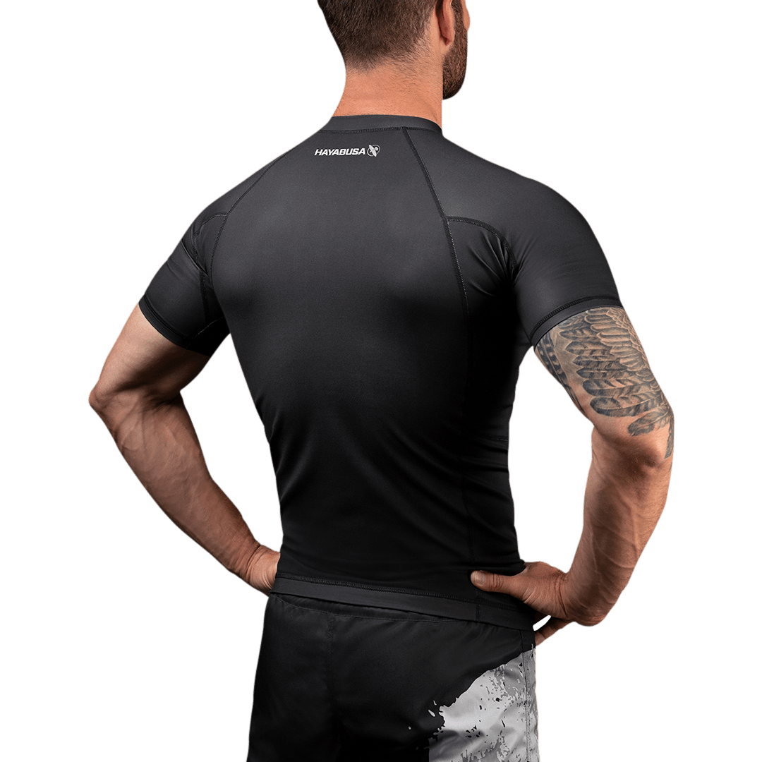 Vista posteriore della rashguard The Punisher Hayabusa, design tecnico per compressione MMA