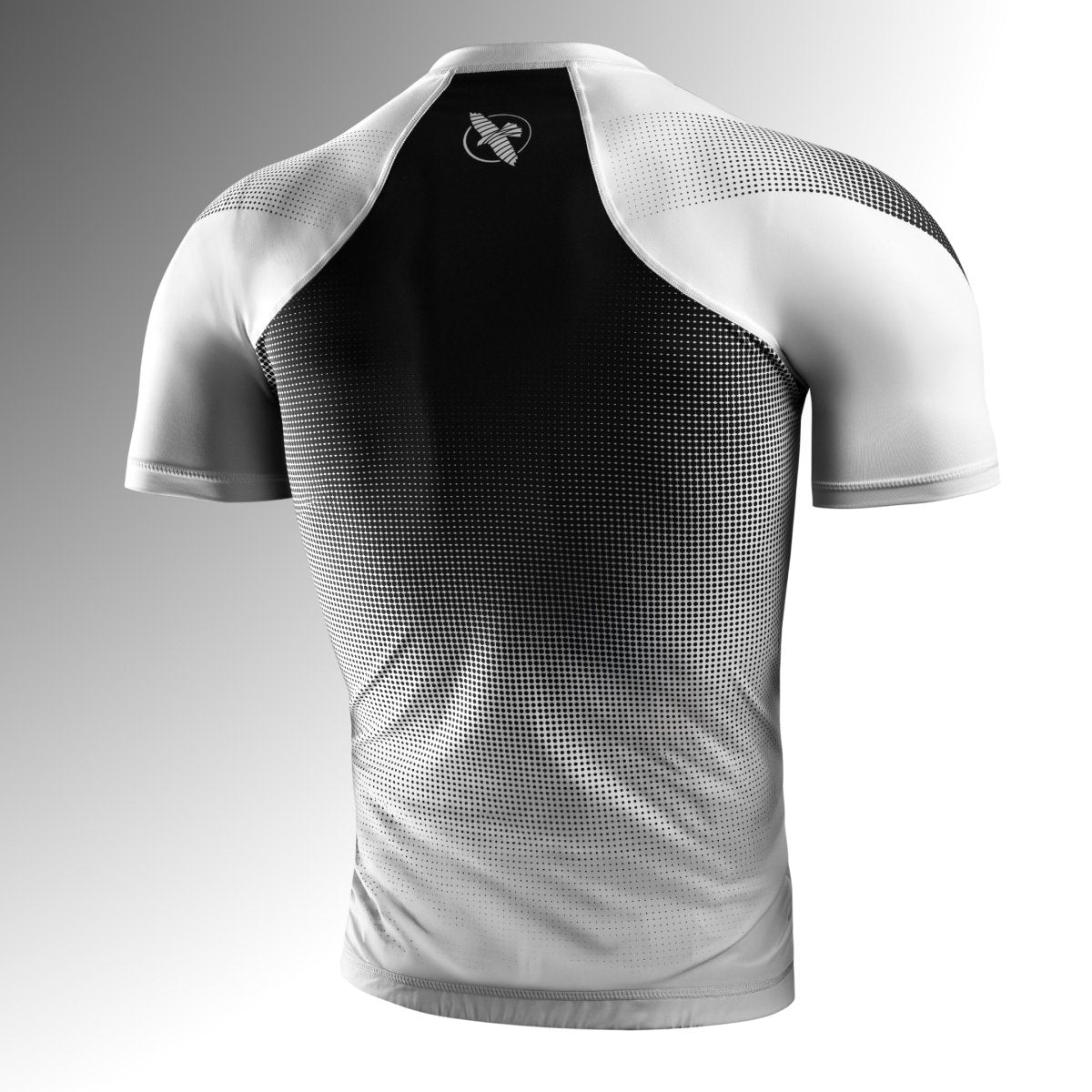 Vue arrière du rashguard Hayabusa Pro Ranked blanc à manches courtes, ajustement ergonomique par compression