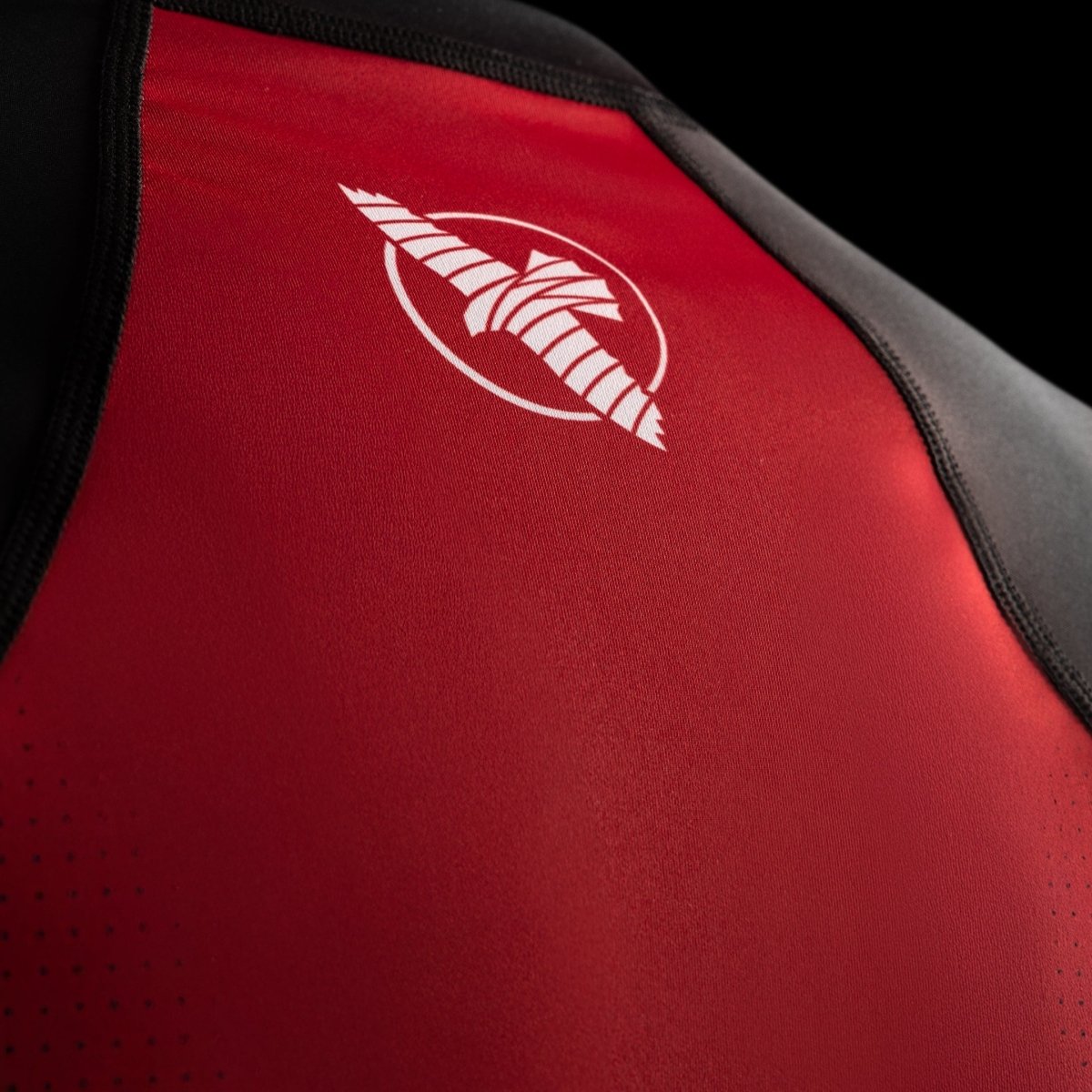 Gros plan du logo Hayabusa sur le rashguard noir à manches courtes Pro Ranked pour le JJB compétitif