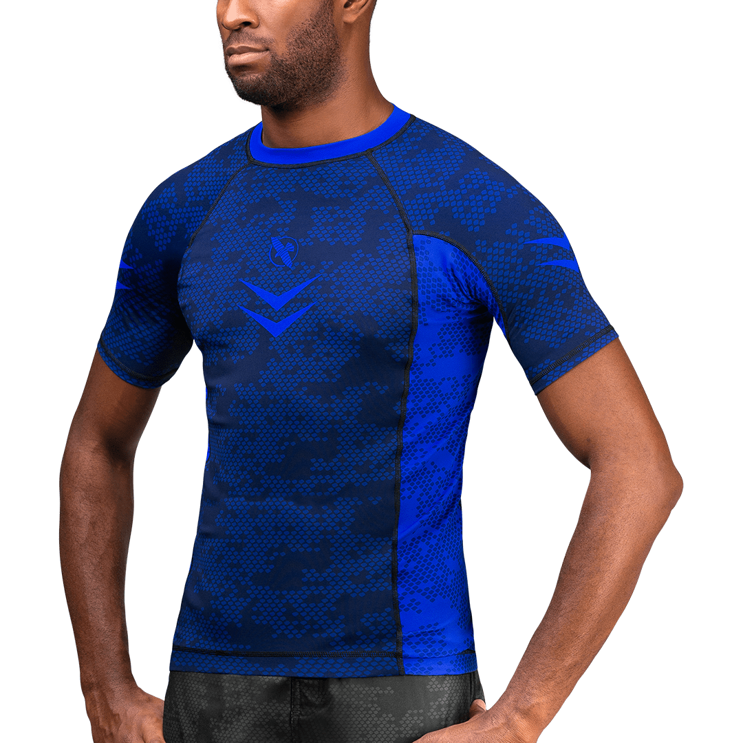 Vista frontal do rashguard azul classificado Hayabusa aprovado pela IBJJF