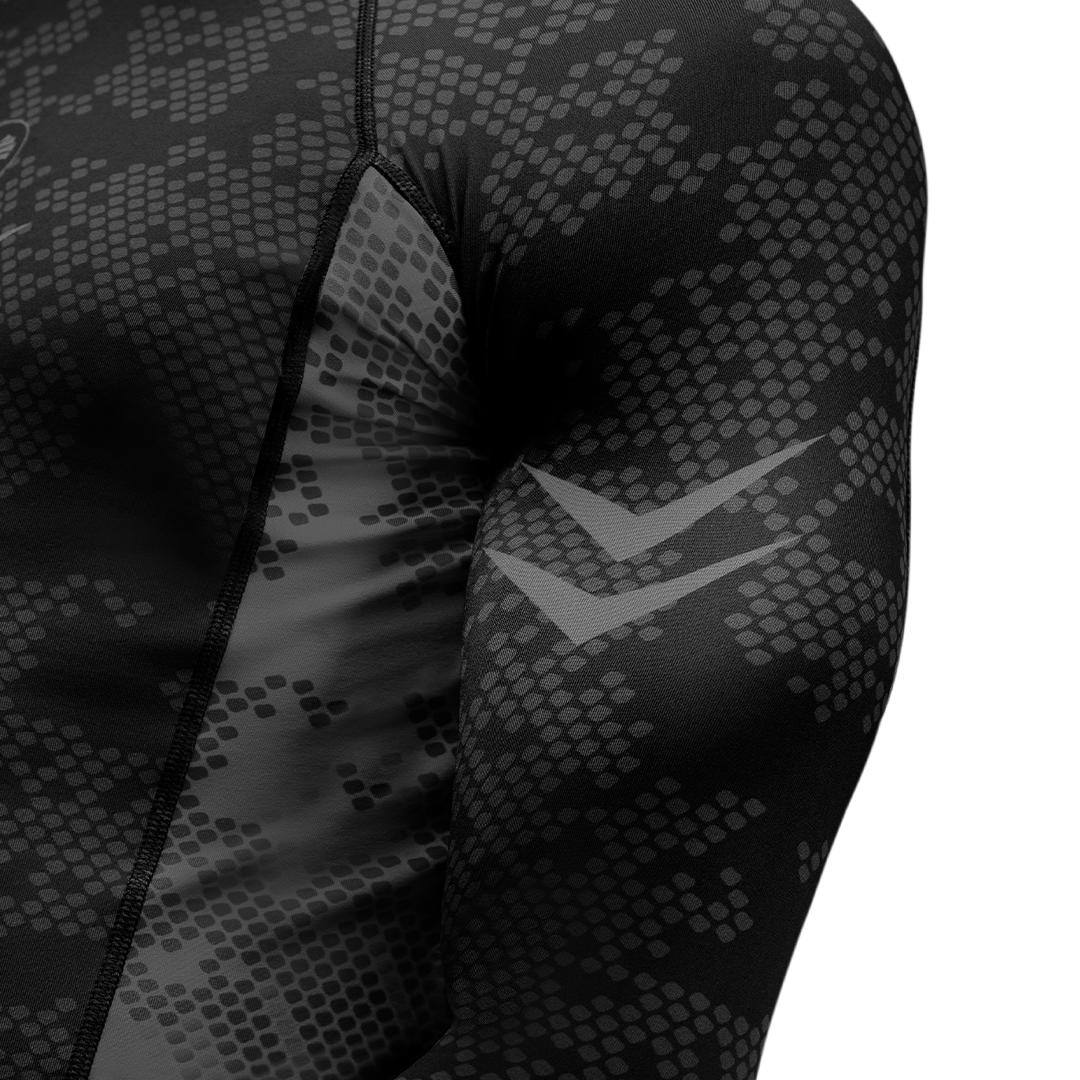 Primo piano del design sulla spalla della rashguard nera Hayabusa Ranked