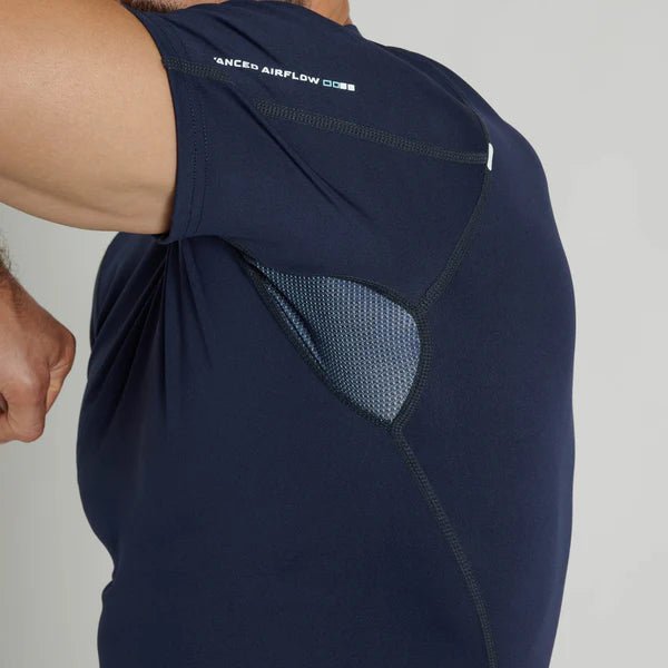 Gros plan de la manche du rashguard bleu Leone 1947 Primal Instinct