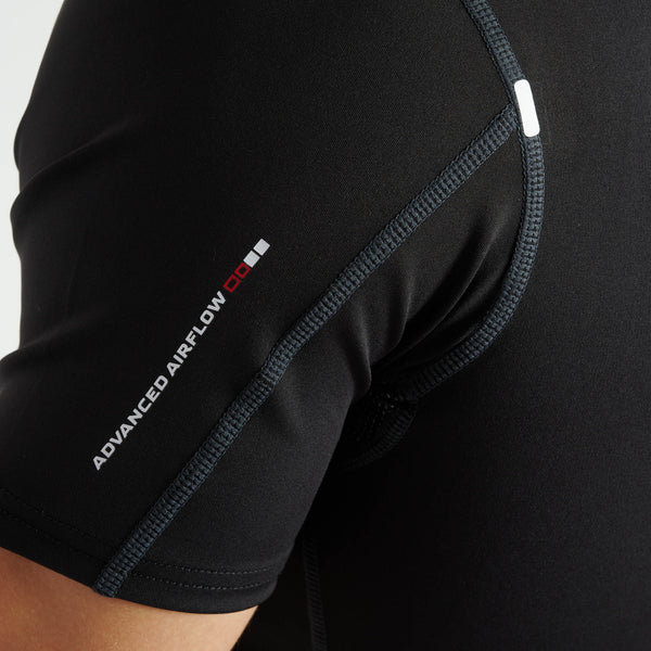 Dettaglio delle cuciture e del logo sulla manica della rashguard nera Leone 1947