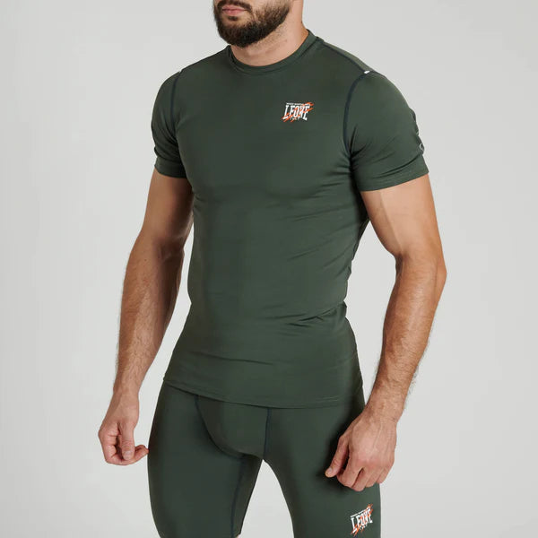 Vista frontale della rashguard Leone 1947 Primal Instinct verde ad alta grammatura