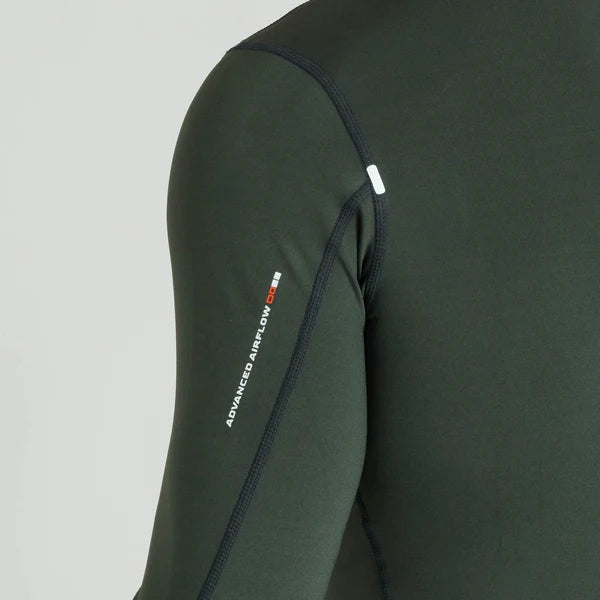 Dettaglio tecnico della manica lunga sulla rashguard verde militare Leone