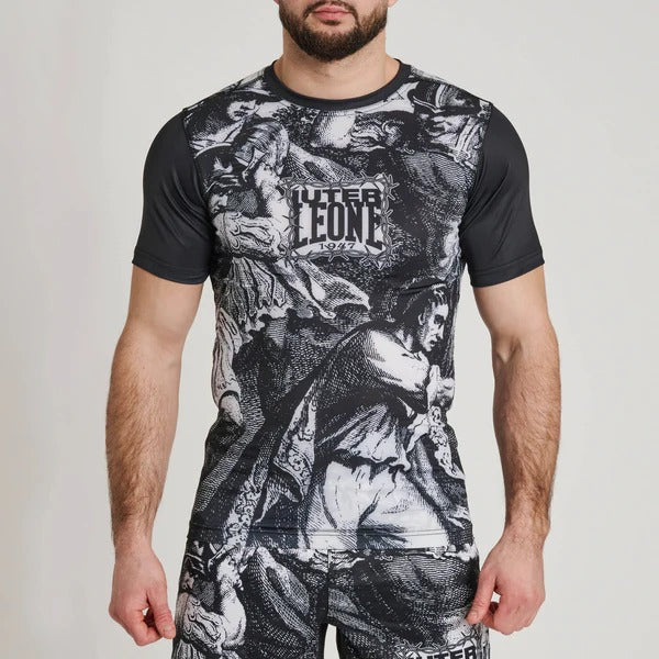 Rashguard LEONE x IUTER Barbed Wire vista frontale su modello per allenamento MMA e grappling