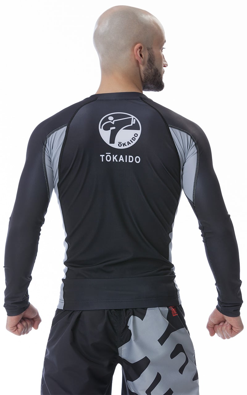 rashguard tokaido manica lunga colore nero con contrasti grigi.Logo centrale sul retro