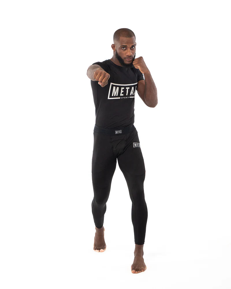 Dettaglio frontale rashguard Metal Boxe nera focus su cuciture tecniche e fit ergonomico