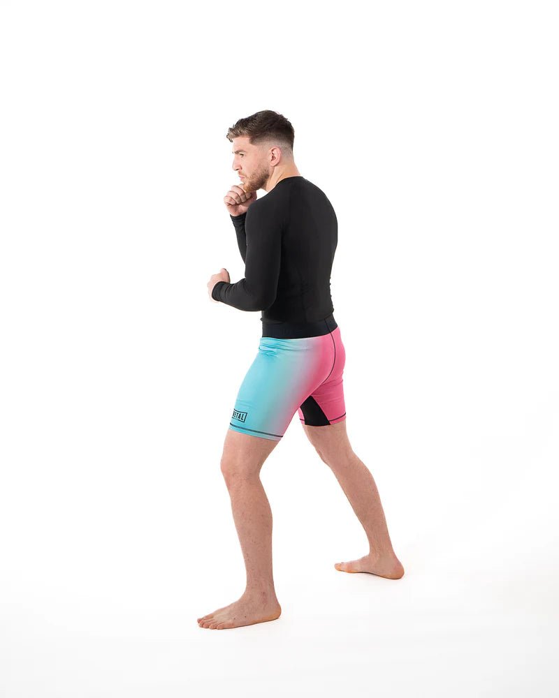 Detalj av de andningsbara inläggen på sidorna och Miami Vibe rashguard platta sömmar