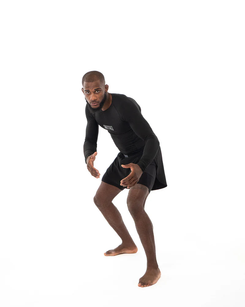 Dettaglio della finitura premium e dei pannelli di ventilazione rashguard nera manica lunga