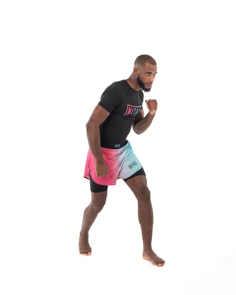 Mesh inzetstuk aan de zijkant en grafische afwerkingen van Metal Boxe Miami Vibe rashguard