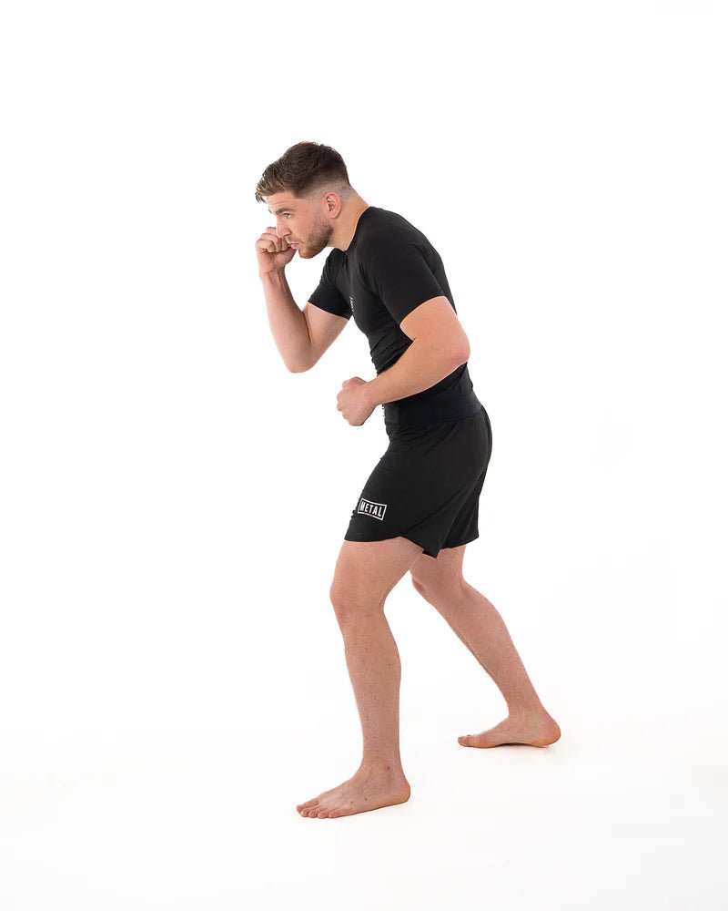 Detail van zijdelingse ademende inzetstukken en platte naden. Black Metal Boxing-rashguard