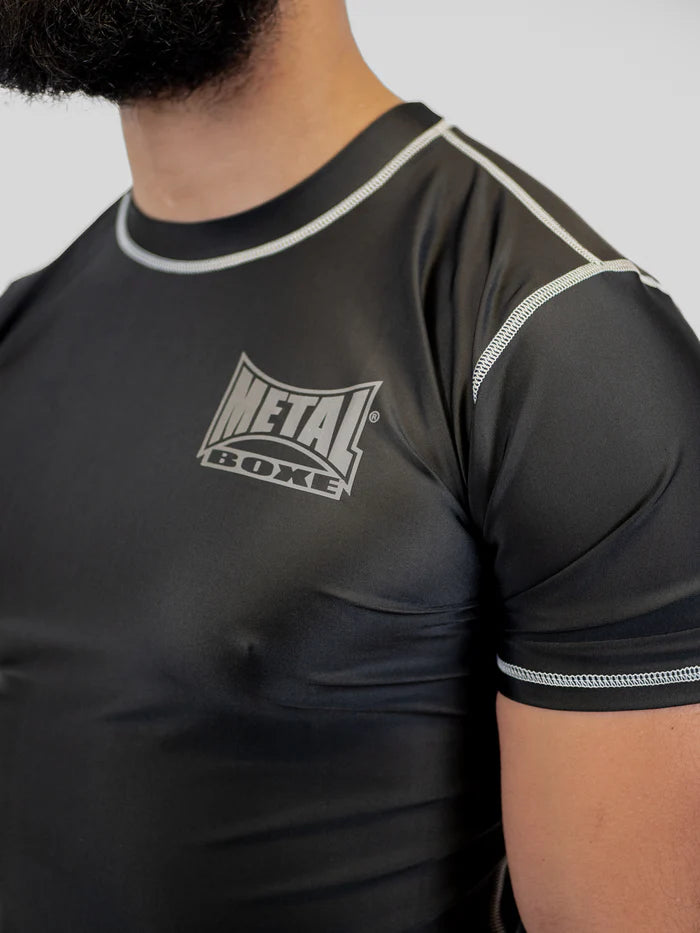 Dettaglio frontale rashguard uomo Metal Boxe focus su banda elastica in gomma antiscivolo