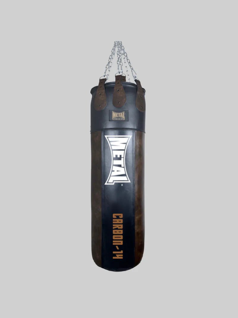 Widok z przodu zabytkowego worka treningowego Metal Boxe Monster Carbon 14 w kolorze czarno-brązowym ze skóry bawolej