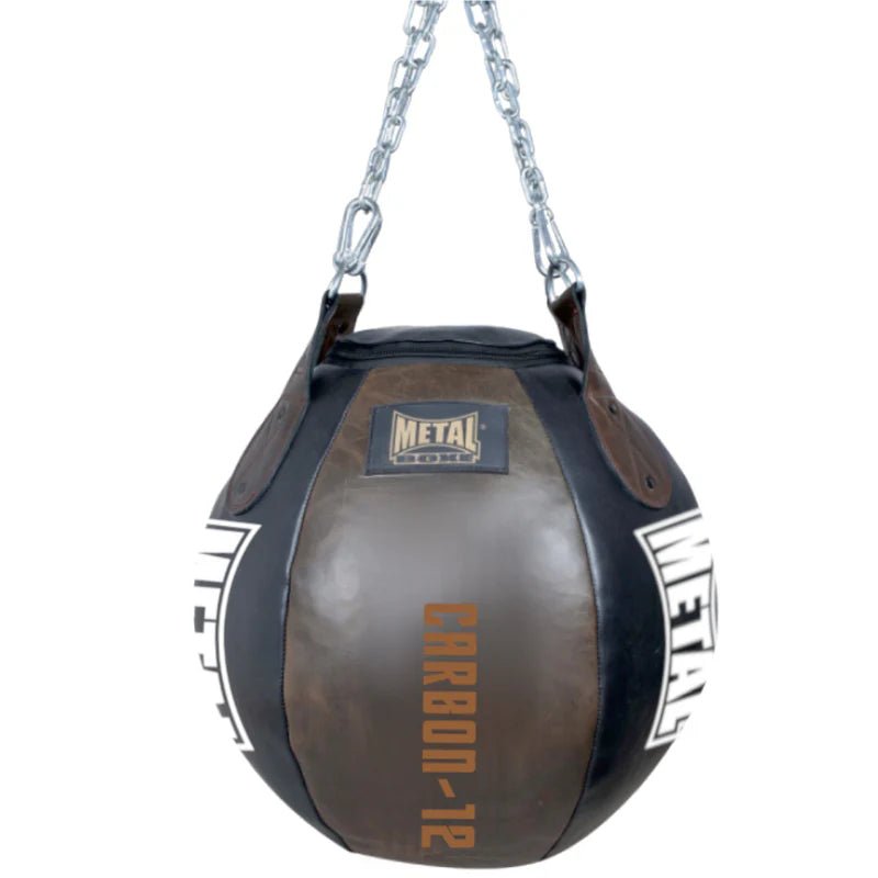 Zijaanzicht van de enorme metalen boksbalzak van 60 cm en 40 kg, ideaal voor uppercut-training