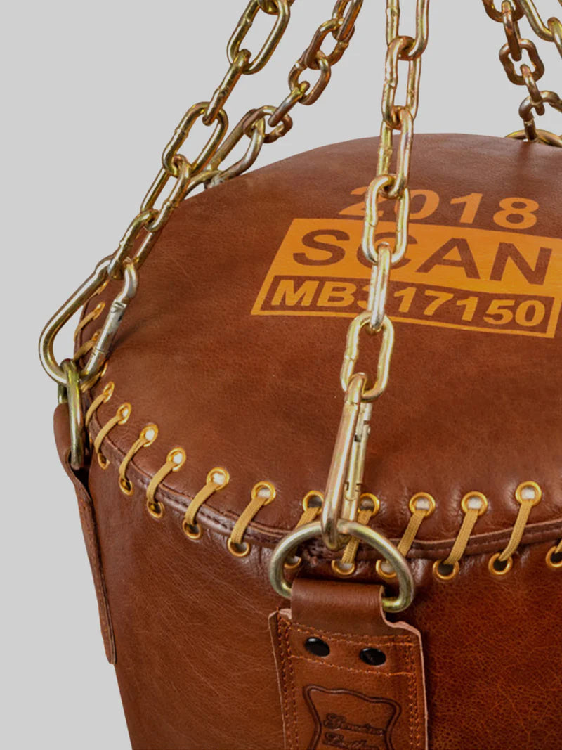 Dettaglio dei sei punti di attacco e della catena in acciaio anodizzato del sacco da boxe di lusso