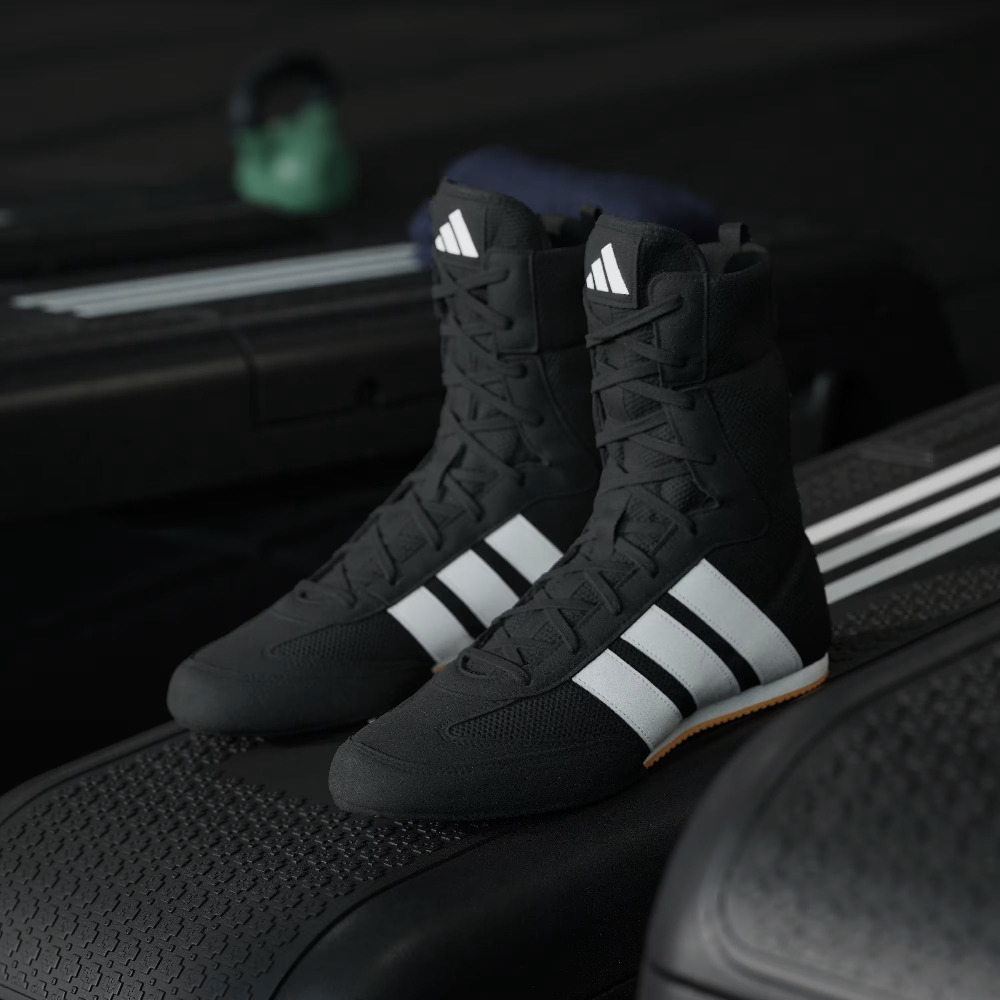 Scarpe Adidas Box Hog Classic ideali per agilità, velocità e allenamento professionale.