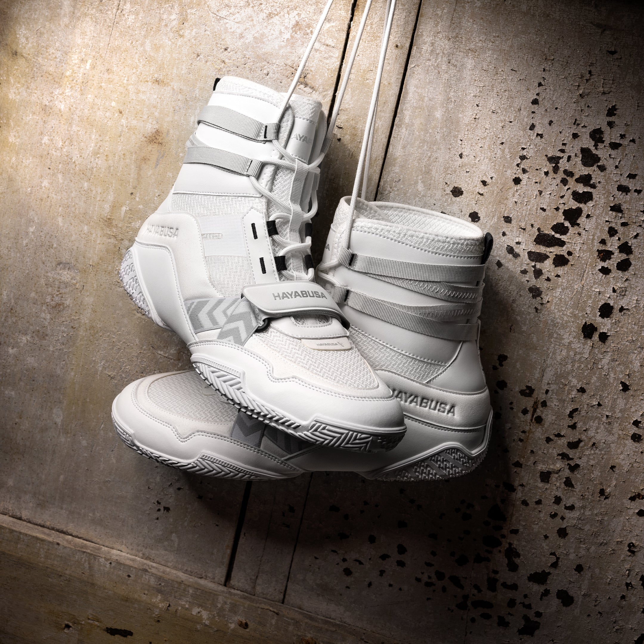 scarpe da boxe Hayabusa Strike bianche appese