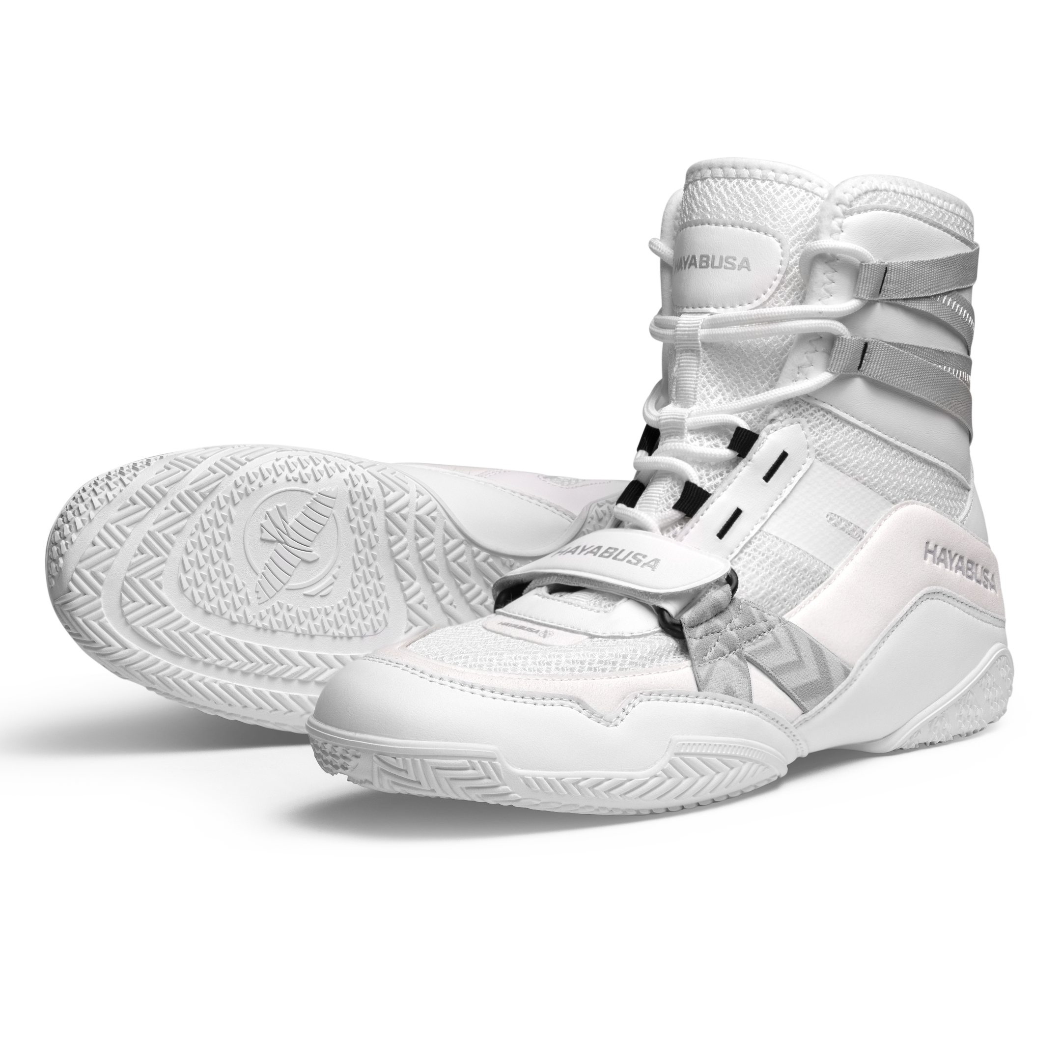 Vista del paio di scarpe da boxe Hayabusa Strike bianche con dettagli neri