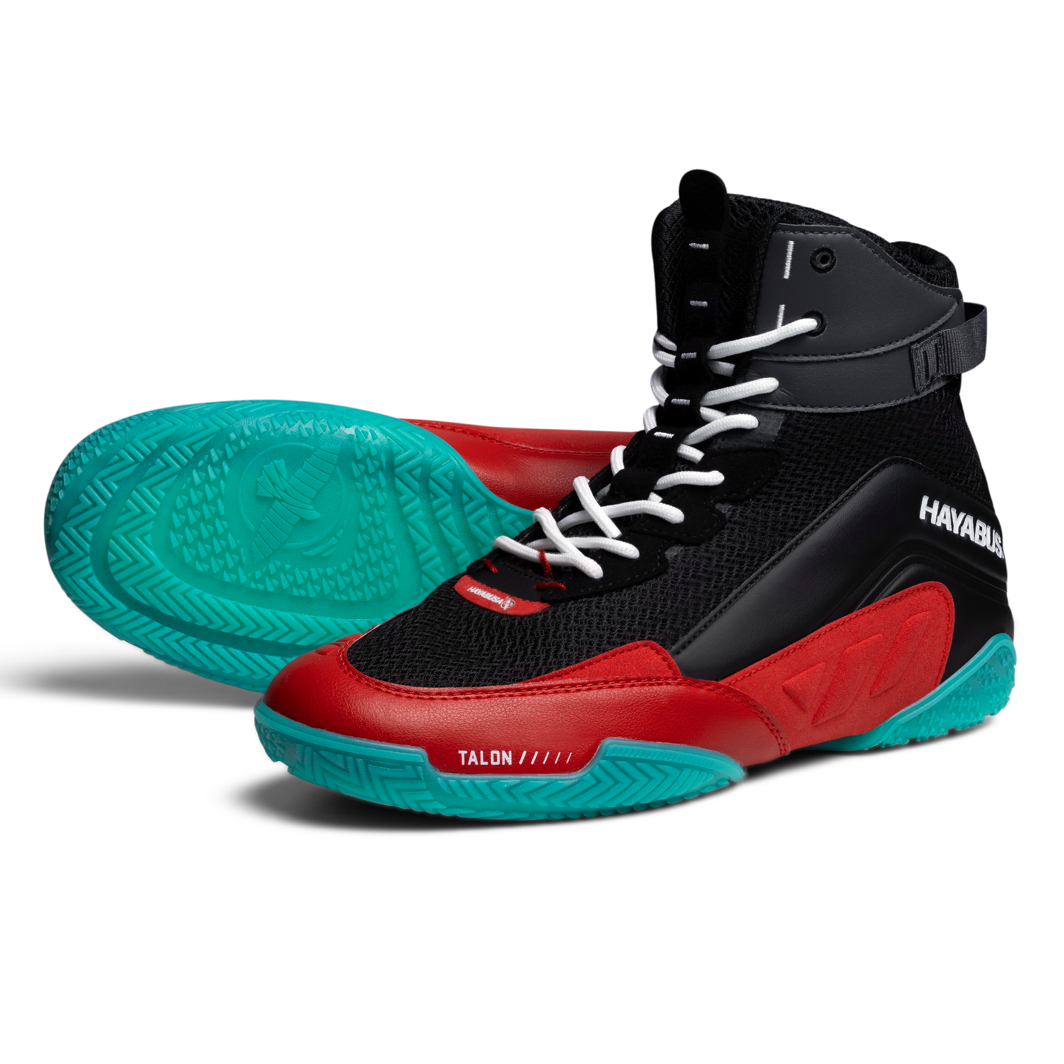 Scarpe da boxe Hayabusa Talon nero e rosso viste frontalmente in primo piano