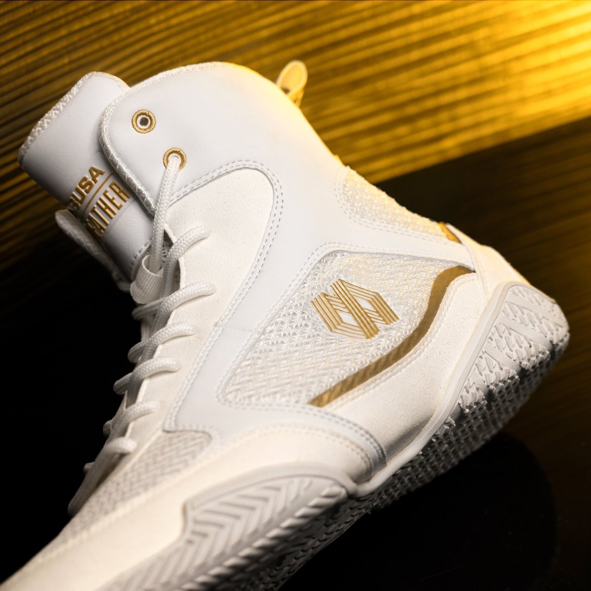 Détail latéral de la chaussure de boxe blanche Mayweather Champ avec semelle en caoutchouc