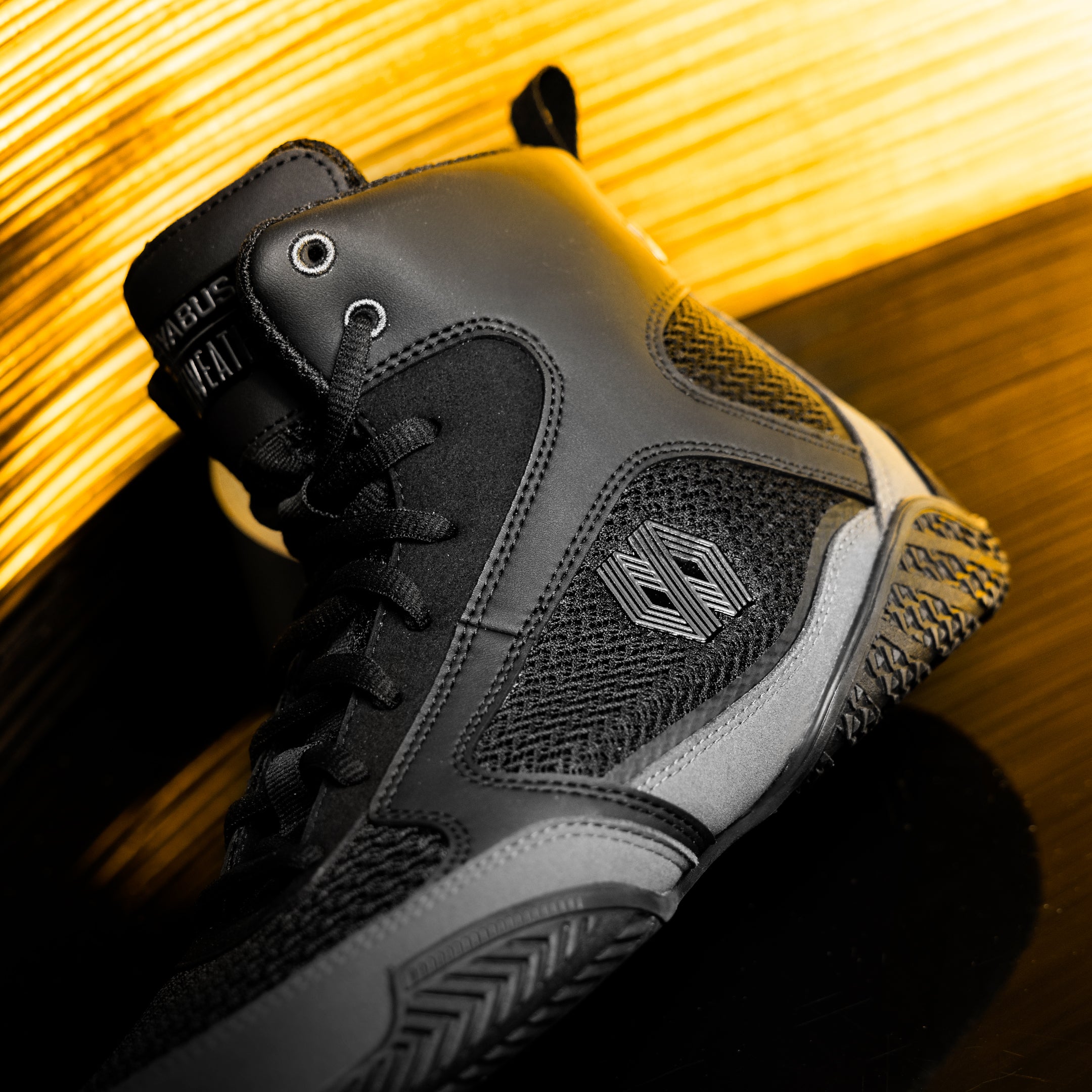 Dettaglio laterale della scarpa da boxe Mayweather Champ grigia con pannelli traspiranti