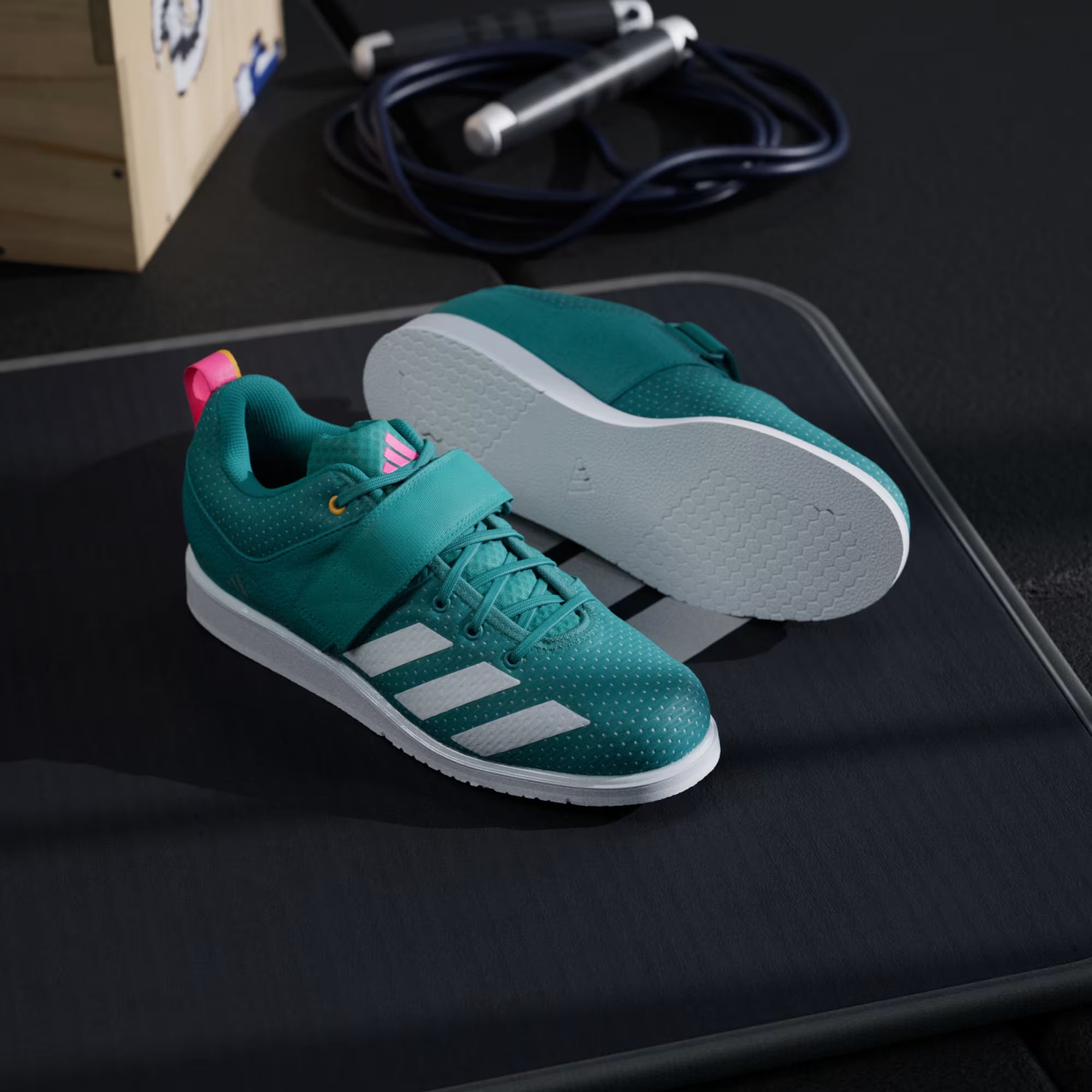 Profilo laterale delle scarpe Powerlift 5 Purtea, si nota il drop di 15mm e la tomaia in open mesh traspirante