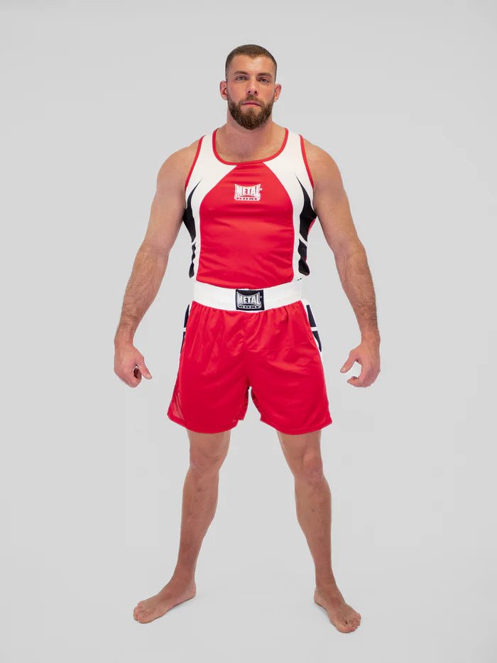 Vue de face de l'ensemble de compétition de boxe Metal Boxe débardeur et short rouge