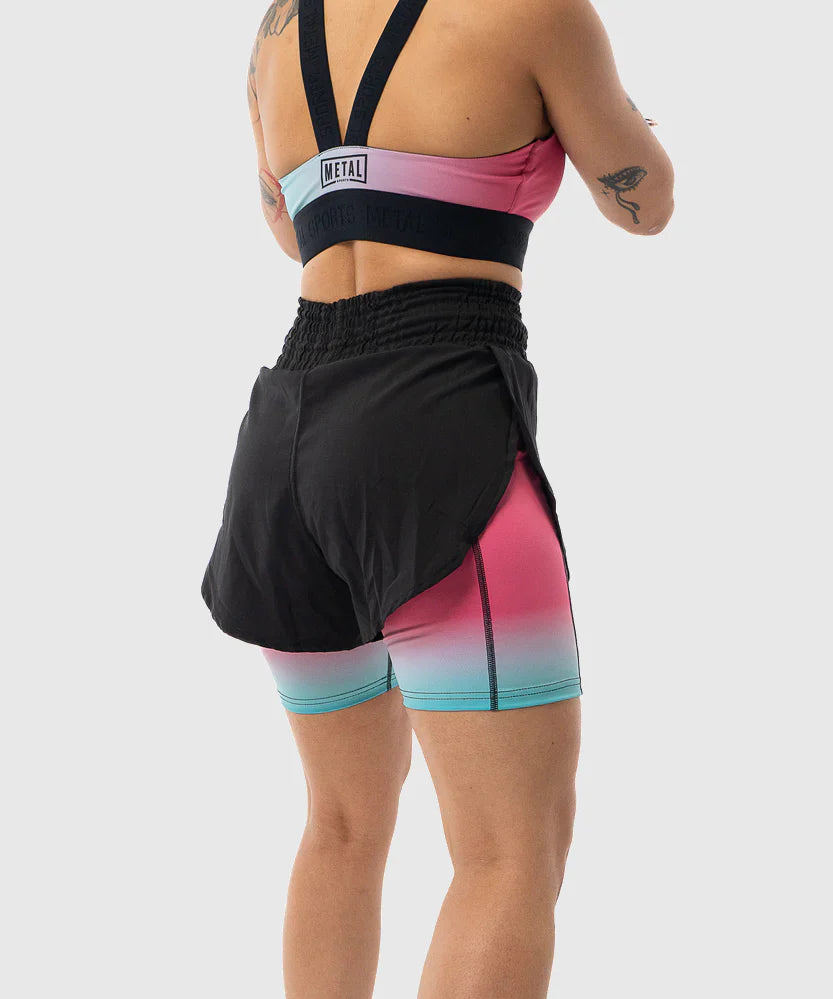 Bakifrån av Metal Sports sportshorts för kvinnor, idealiska för löpning och gym.