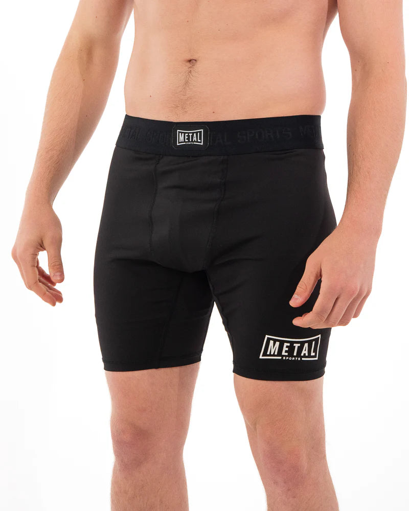 Vista frontale short compressione uomo Metal Boxe nero con tasca per conchiglia