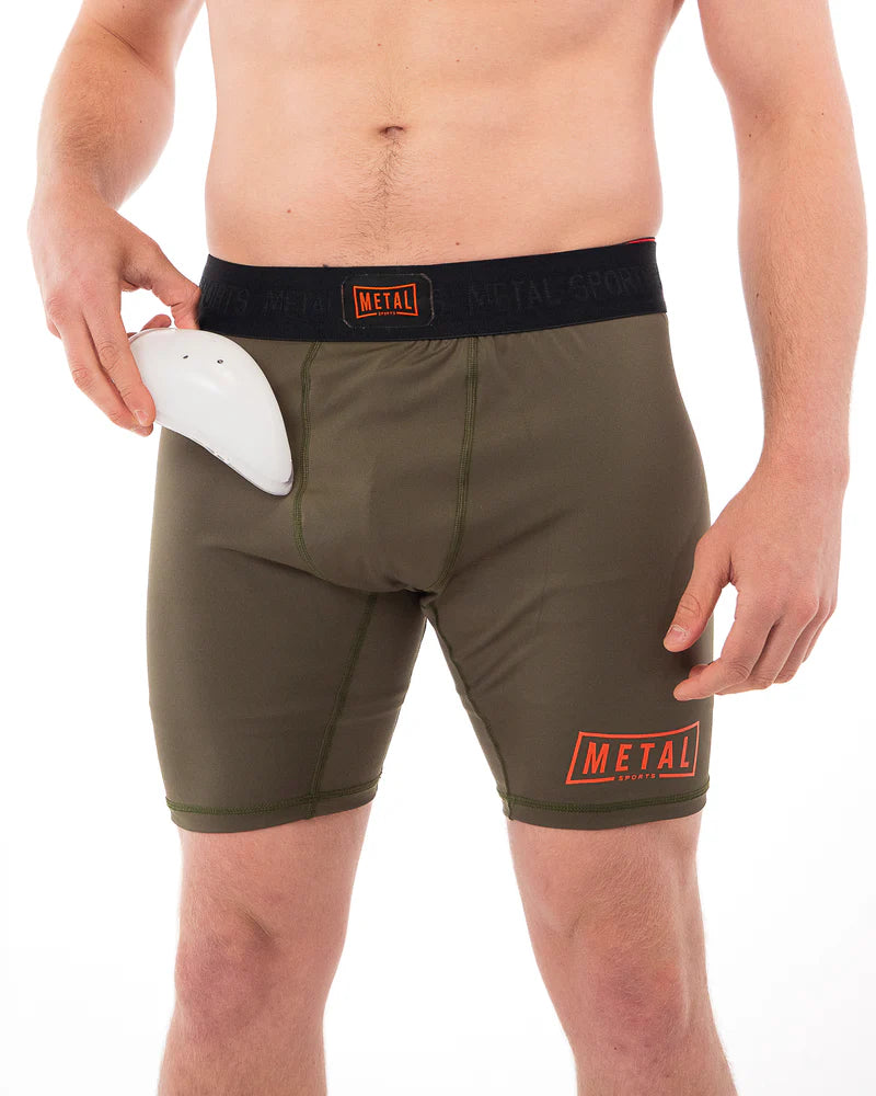 Vista frontale short compressione uomo Metal Boxe verde oliva collezione Metal Sports
