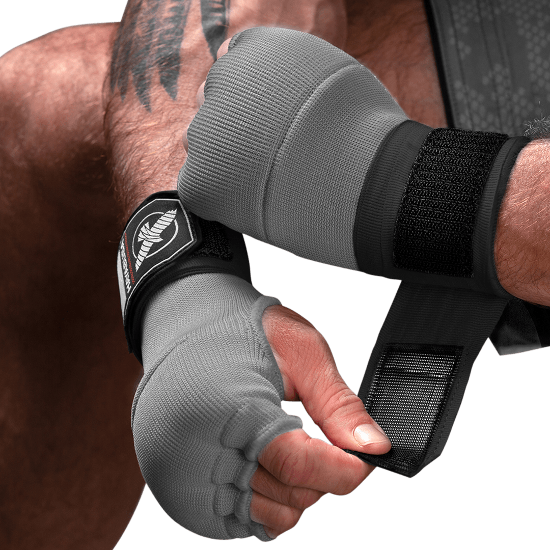 Grå Hayabusa Quick Wrap liner bärs med ett avslappnat band i mexikansk stil