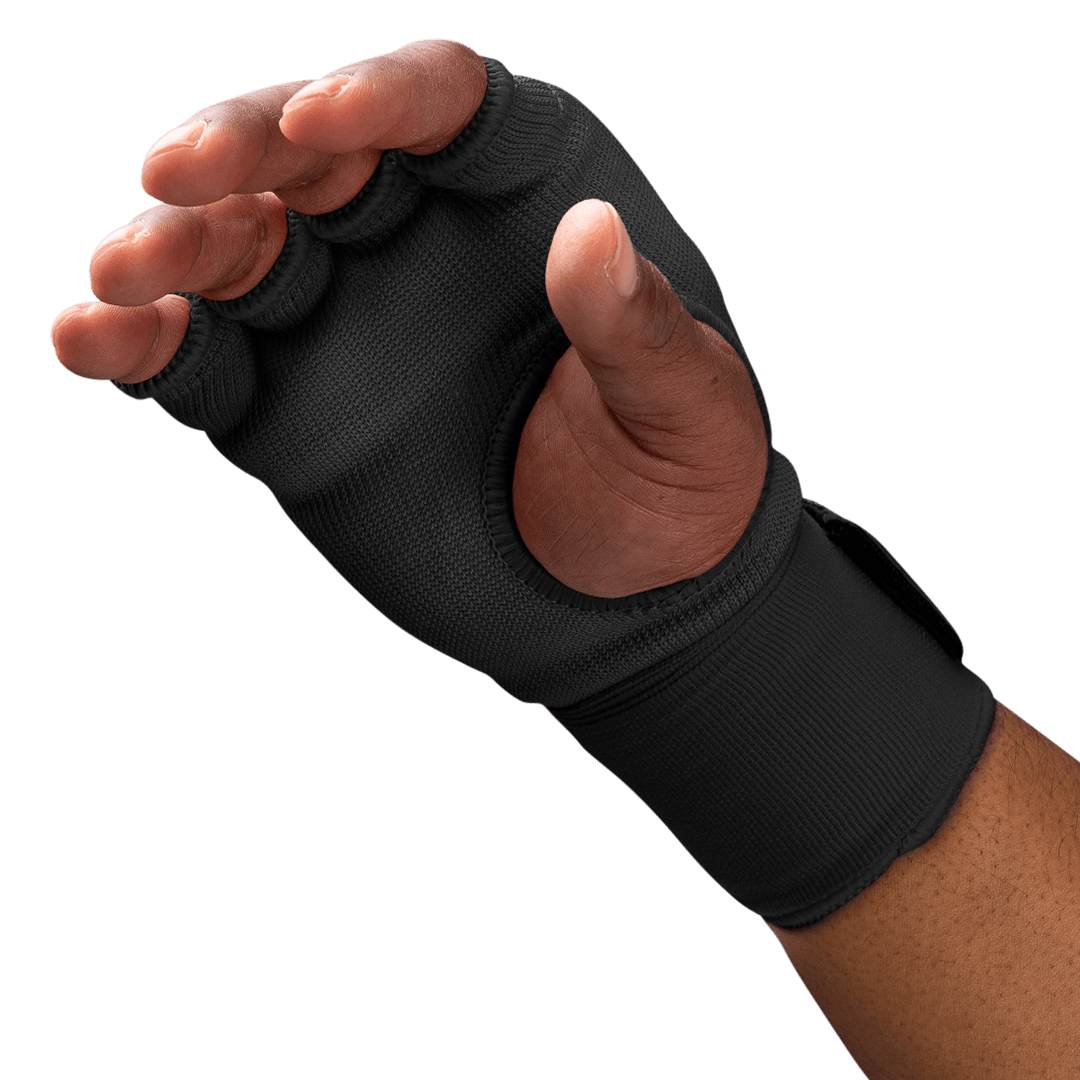 Dettaglio ravvicinato delle nocche con imbottitura in gel del sottoguanto Hayabusa nero indossato