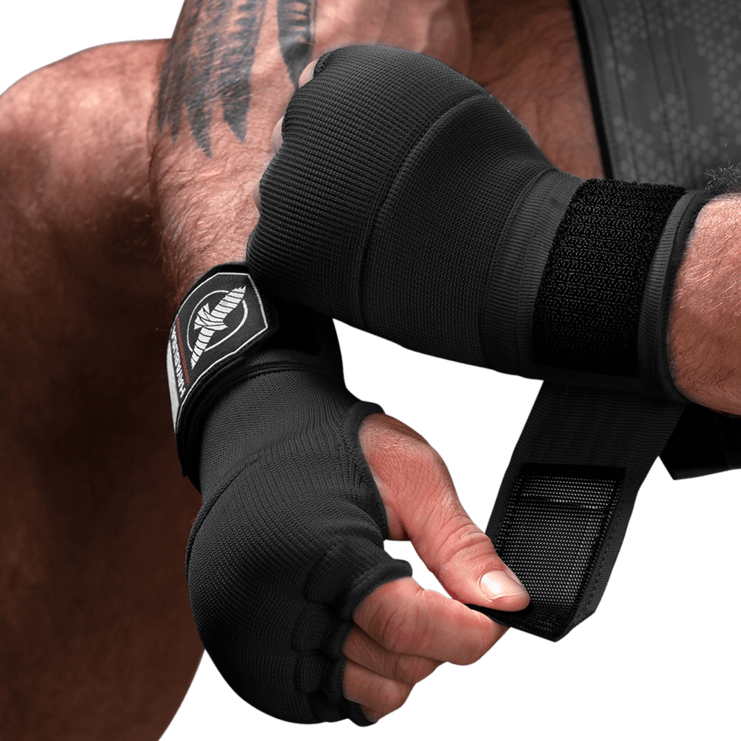 Svart Hayabusa Quick Wrap liner bärs med ett avslappnat band i mexikansk stil